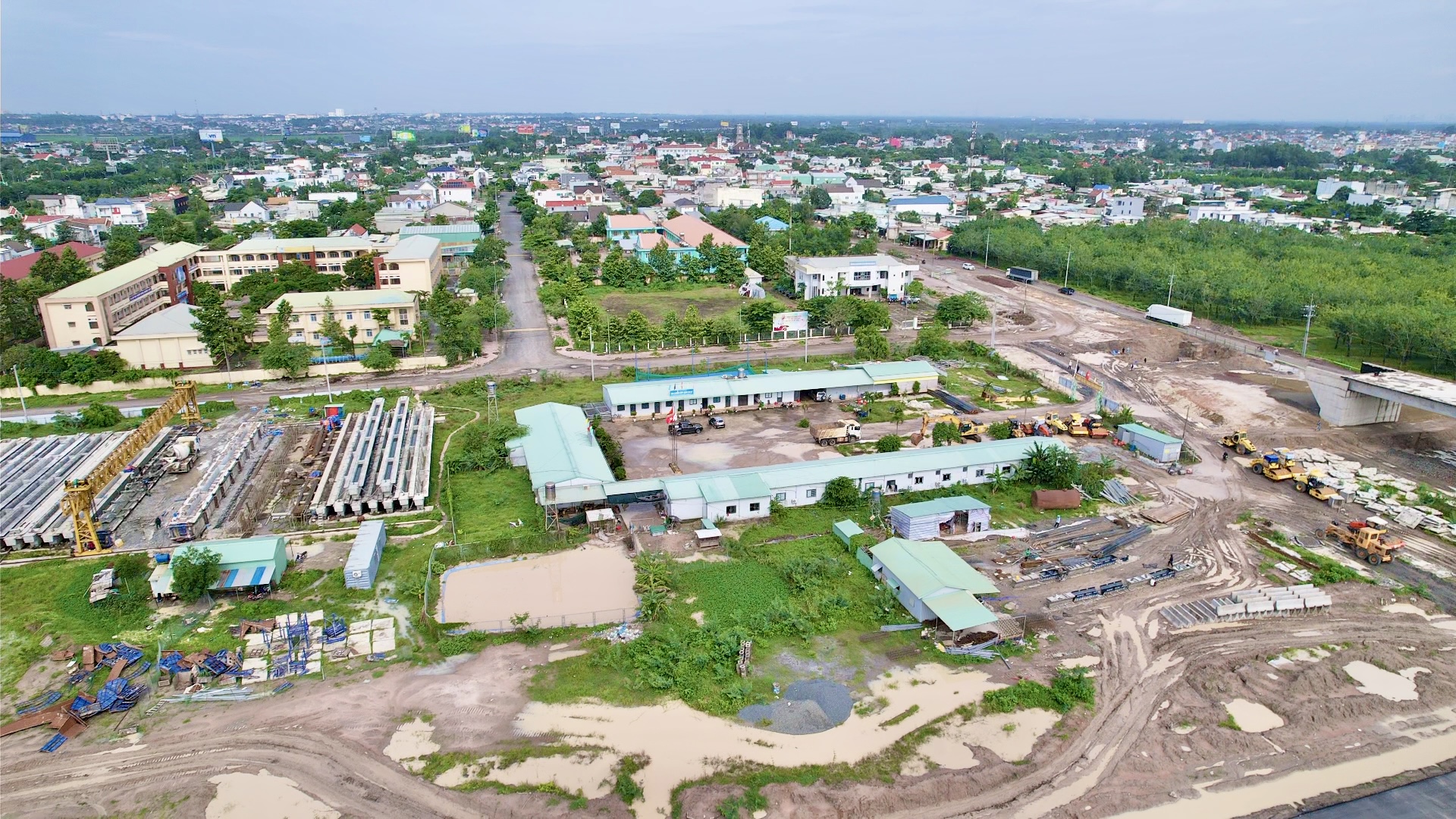 Cao tốc Biên Hòa - Vũng Tàu: Mặt bằng vừa gỡ lại gặp mưa liên miên- Ảnh 6. Cao tốc Biên Hòa - Vũng Tàu: Mặt bằng vừa gỡ lại gặp mưa liên miên- Ảnh 6.
