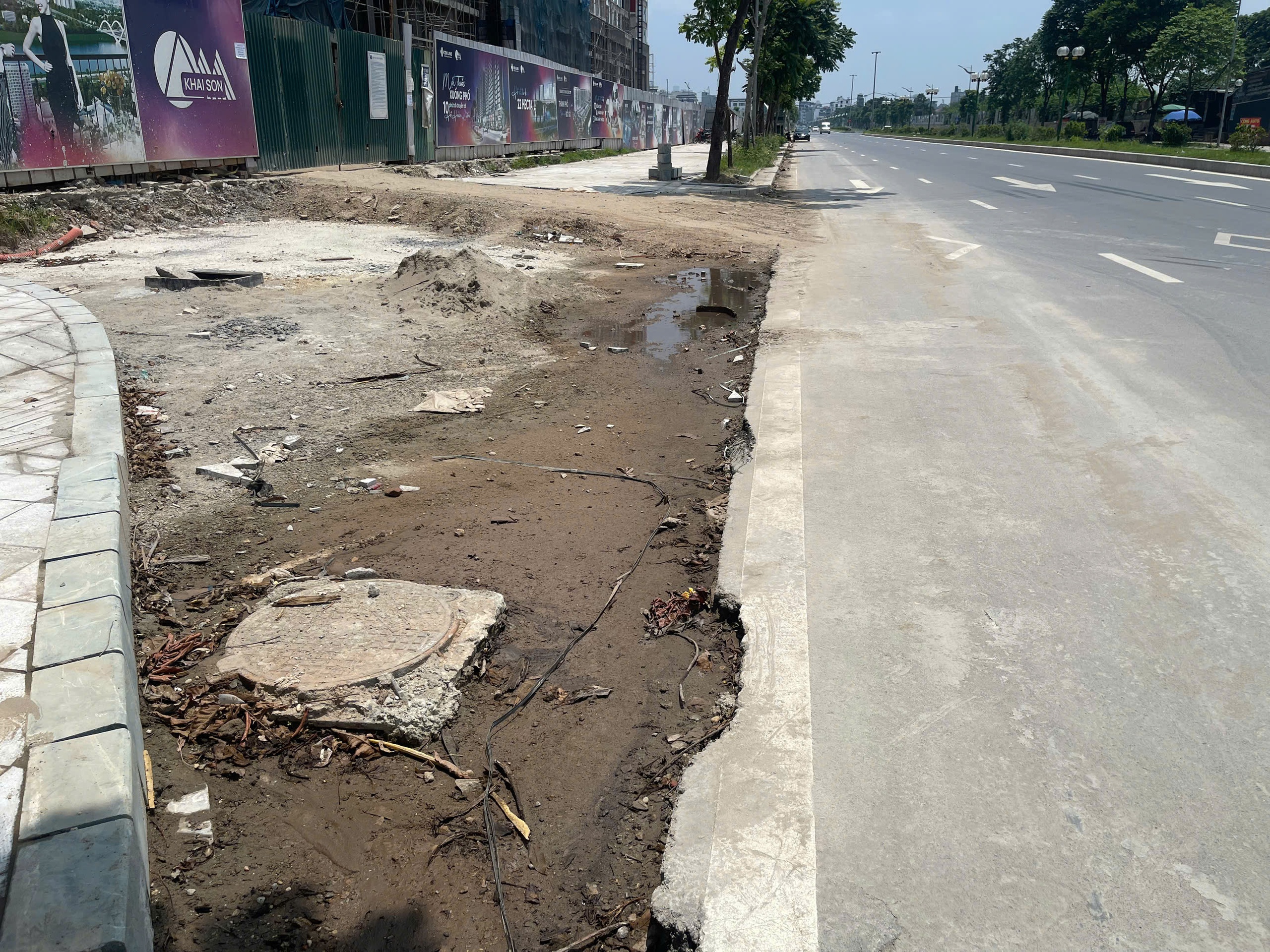 Hà Nội: Tuyến đường mới ở quận Long Biên vừa khai thác đã xuống cấp- Ảnh 3. Hà Nội: Tuyến đường mới ở quận Long Biên vừa khai thác đã xuống cấp- Ảnh 3.