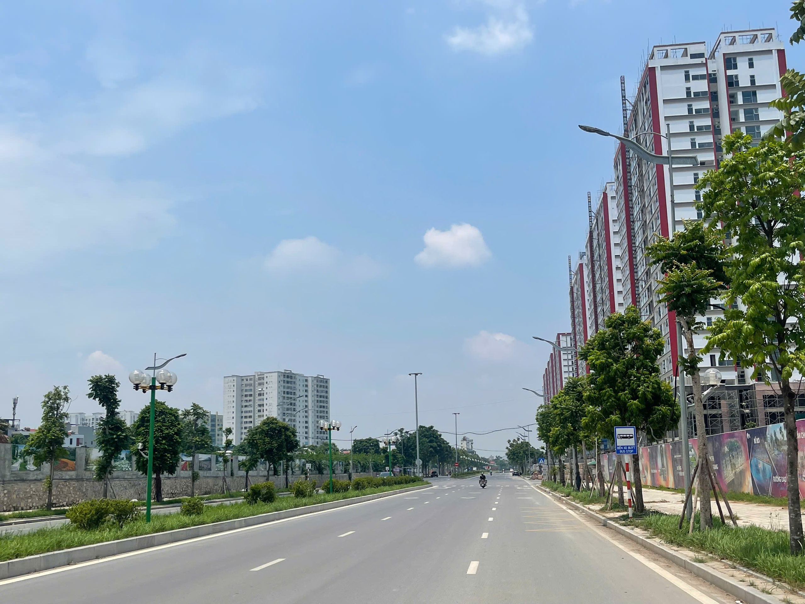 Hà Nội: Tuyến đường mới ở quận Long Biên vừa khai thác đã xuống cấp- Ảnh 2. Hà Nội: Tuyến đường mới ở quận Long Biên vừa khai thác đã xuống cấp- Ảnh 2.