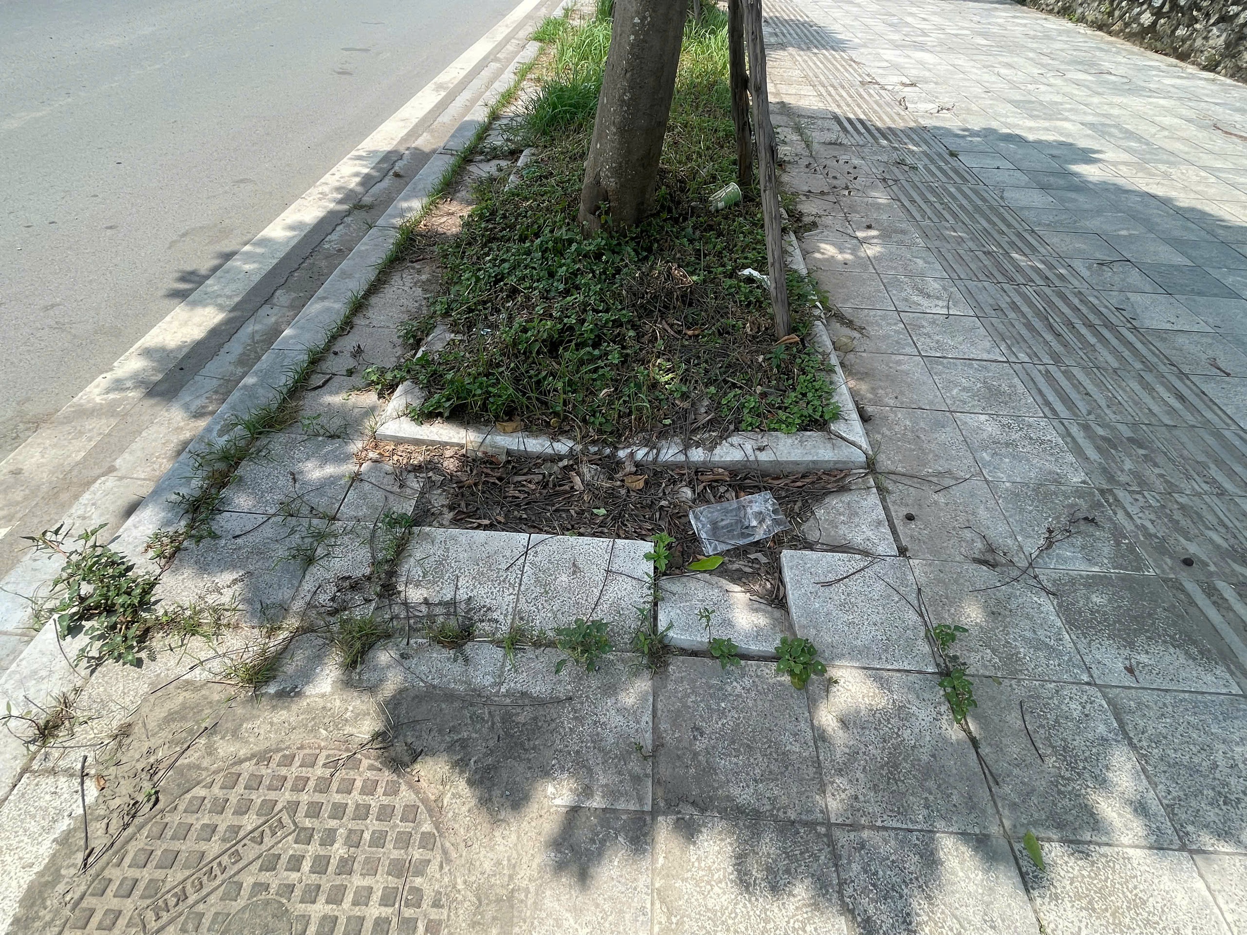 Hà Nội: Tuyến đường mới ở quận Long Biên vừa khai thác đã xuống cấp- Ảnh 7. Hà Nội: Tuyến đường mới ở quận Long Biên vừa khai thác đã xuống cấp- Ảnh 7.