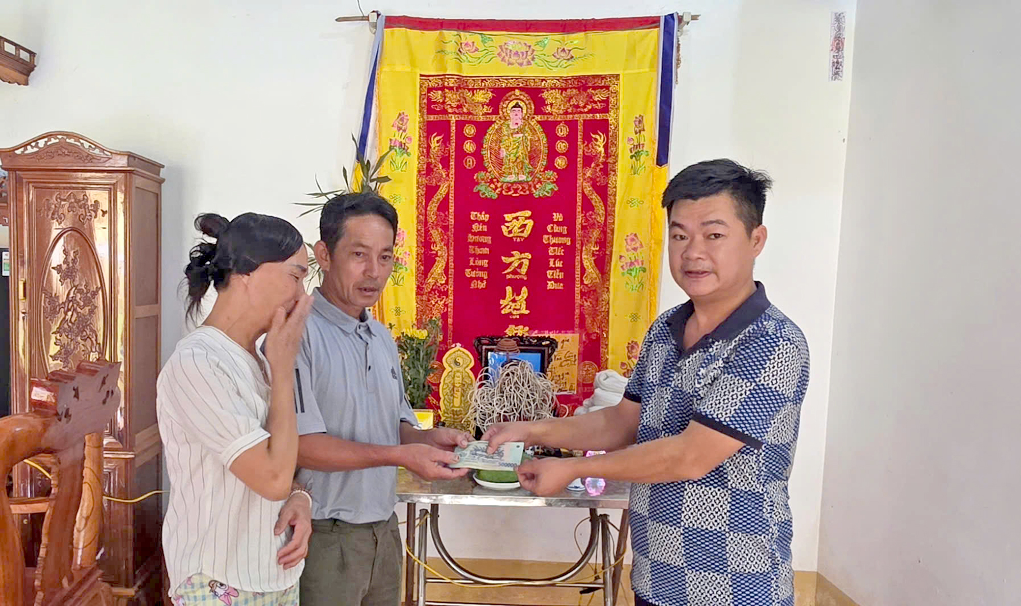 Chồng mất do tai nạn, vợ nghèo gồng gánh nuôi con- Ảnh 1. Chồng mất do tai nạn, vợ nghèo gồng gánh nuôi con- Ảnh 1.