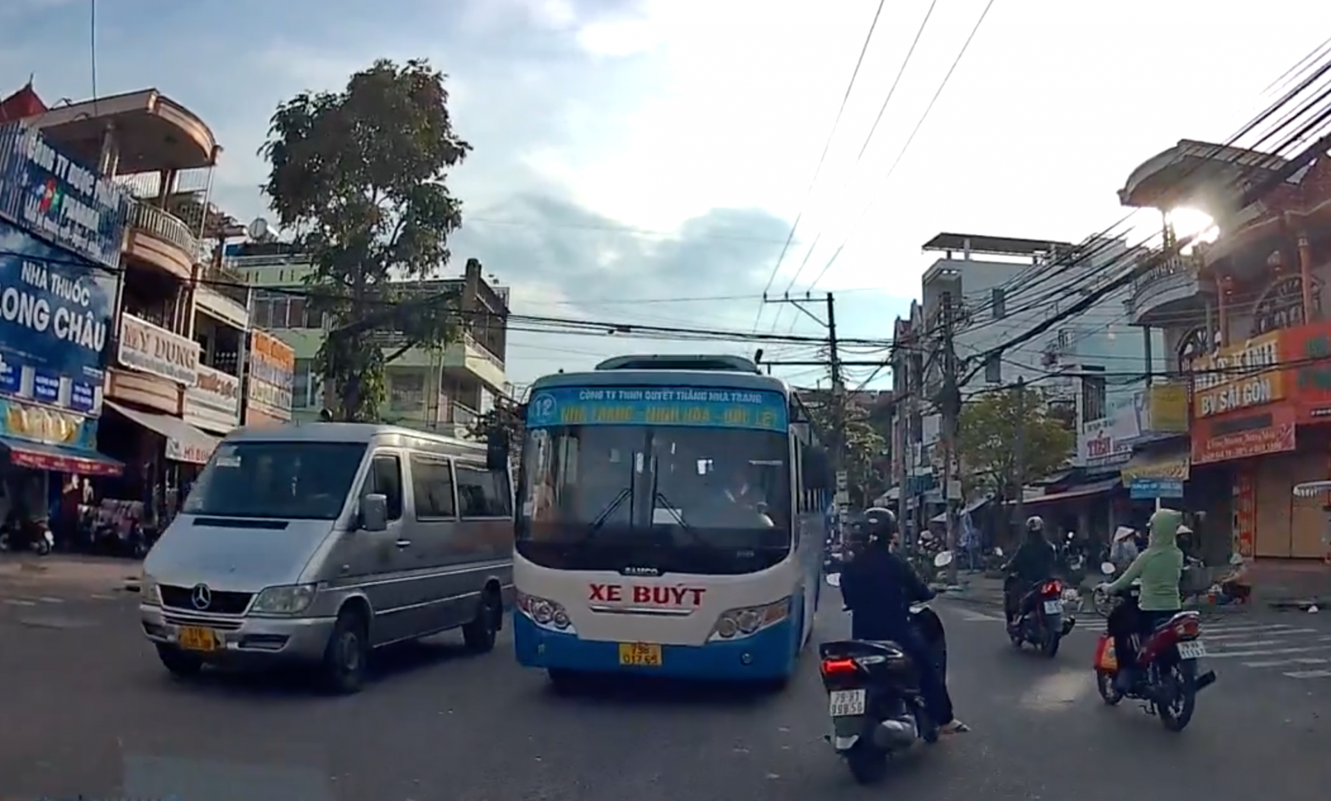 Vượt ẩu, lấn làn, tài xế xe buýt Quyết Thắng bị lực lượng chức năng xử lý- Ảnh 1. Vượt ẩu, lấn làn, tài xế xe buýt Quyết Thắng bị lực lượng chức năng xử lý- Ảnh 1.