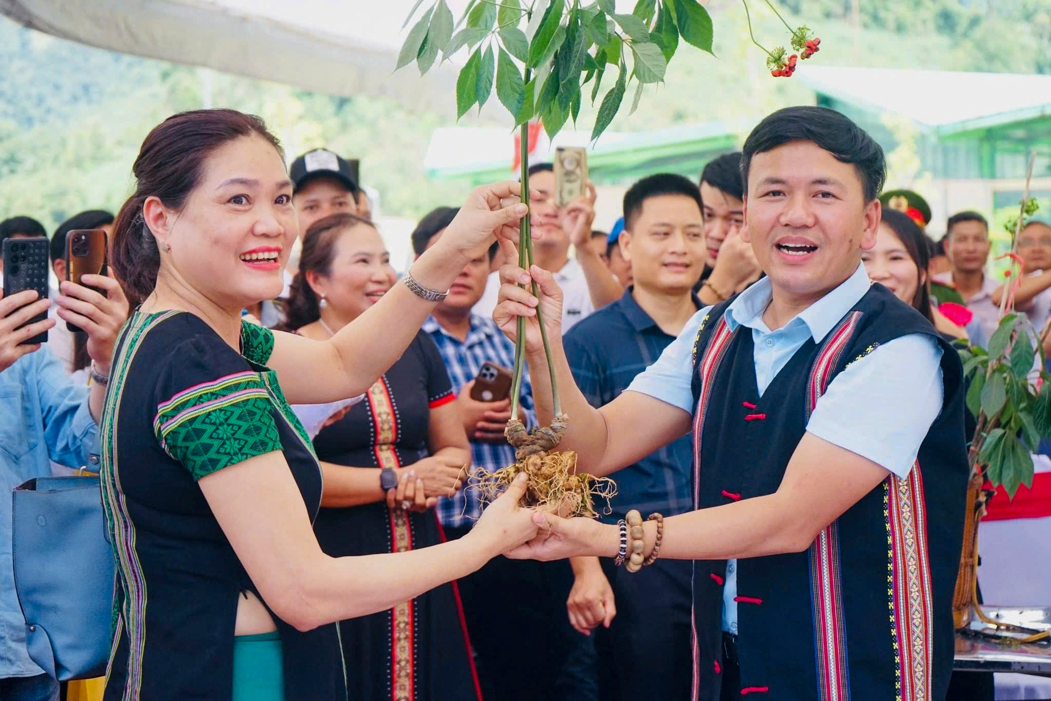 "Mệnh lệnh trái tim" xóa nhà tạm, nhà dột nát (kỳ 2): Nhân rộng cách làm hay- Ảnh 1. "Mệnh lệnh trái tim" xóa nhà tạm, nhà dột nát (kỳ 2): Nhân rộng cách làm hay- Ảnh 1.