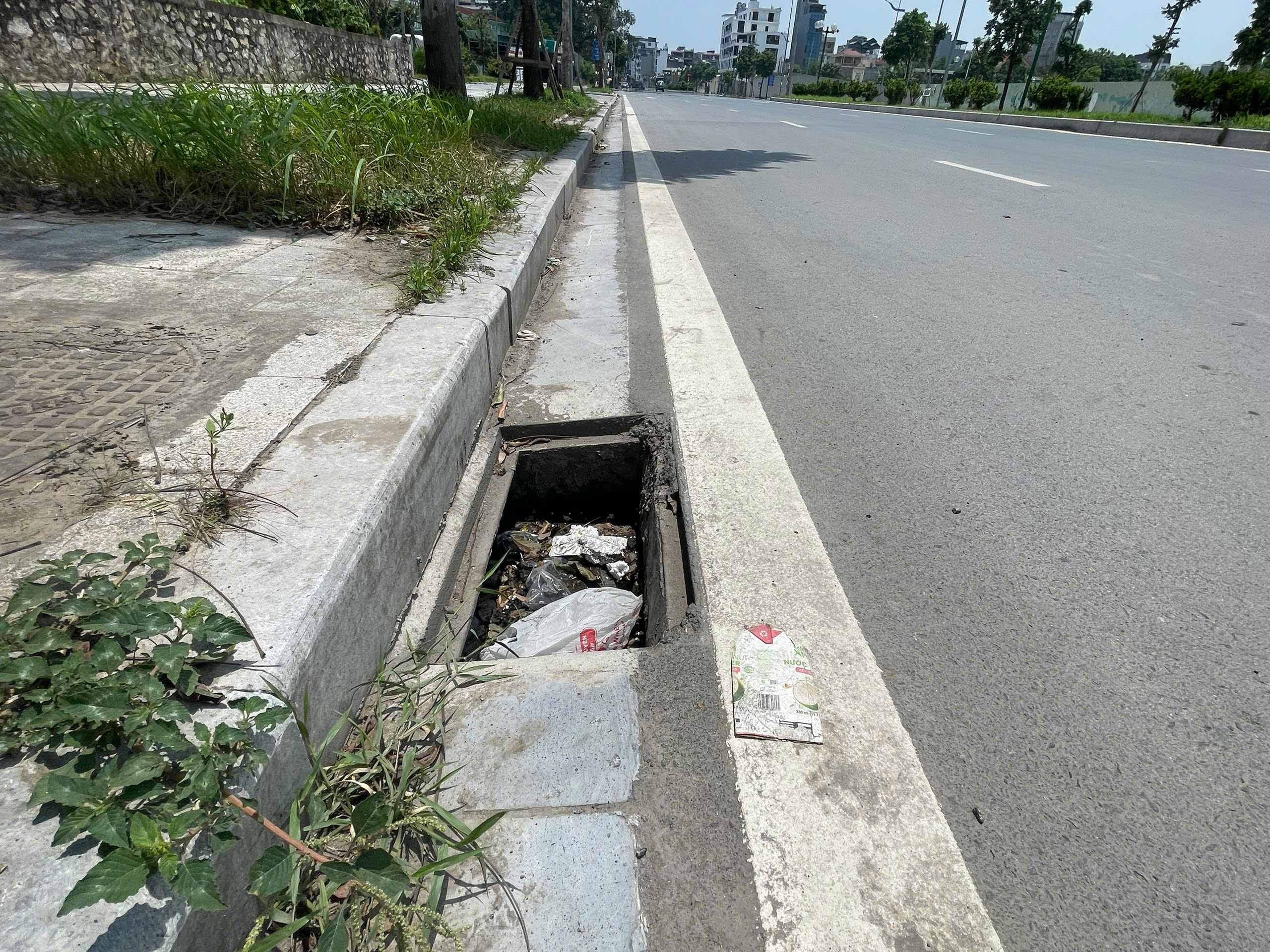 Hà Nội: Tuyến đường mới ở quận Long Biên vừa khai thác đã xuống cấp- Ảnh 5. Hà Nội: Tuyến đường mới ở quận Long Biên vừa khai thác đã xuống cấp- Ảnh 5.