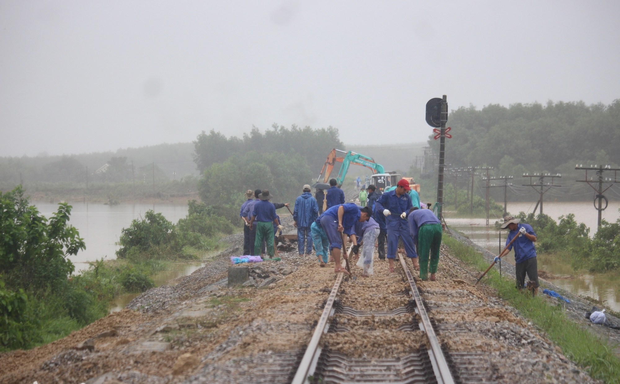 Tăng cường kiểm tra, chốt gác đường sắt, ứng phó mưa lũ- Ảnh 1. Tăng cường kiểm tra, chốt gác đường sắt, ứng phó mưa lũ- Ảnh 1.