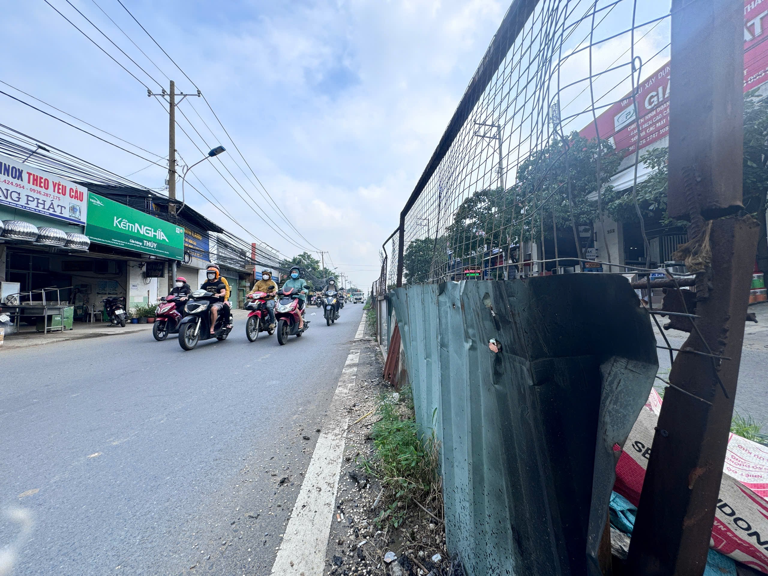 Cận cảnh khu đất 22.000m2 chưa GPMB, nguy cơ khiến nút giao An Phú vỡ tiến độ- Ảnh 6. Cận cảnh khu đất 22.000m2 chưa GPMB, nguy cơ khiến nút giao An Phú vỡ tiến độ- Ảnh 6.