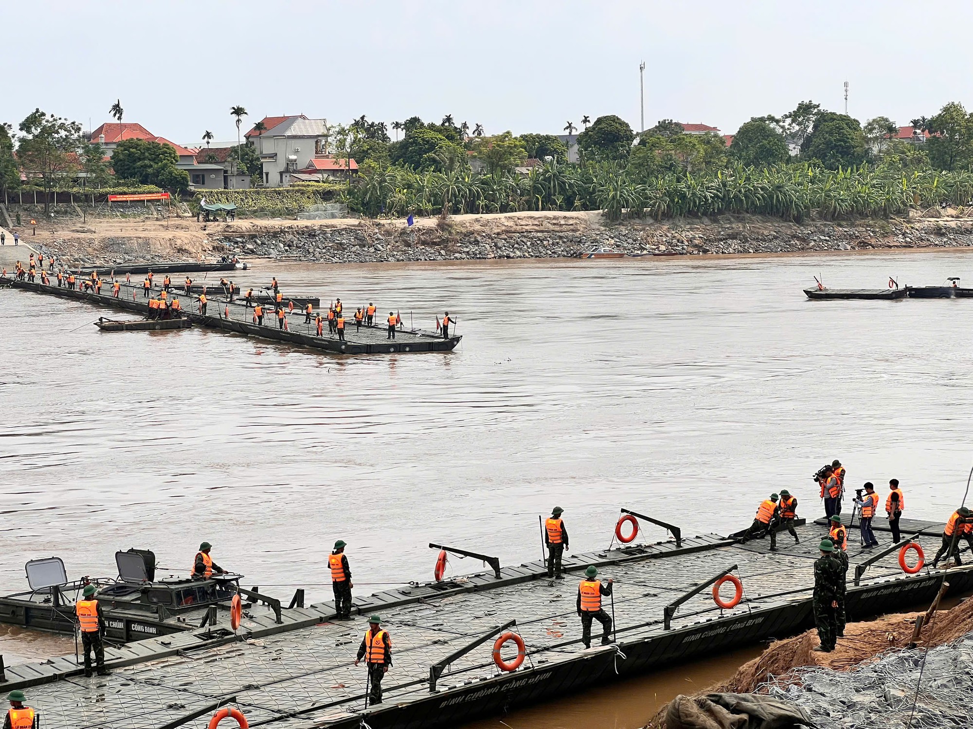 Lý do cắt khẩn cấp cầu phao Phong Châu- Ảnh 1. Lý do cắt khẩn cấp cầu phao Phong Châu- Ảnh 1.
