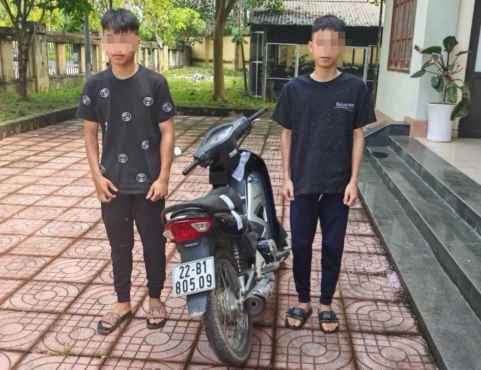 Tuyên Quang: Tịch thu xe máy của 2 thanh niên “bốc đầu”, lạng lách trên đường- Ảnh 1. Tuyên Quang: Tịch thu xe máy của 2 thanh niên “bốc đầu”, lạng lách trên đường- Ảnh 1.