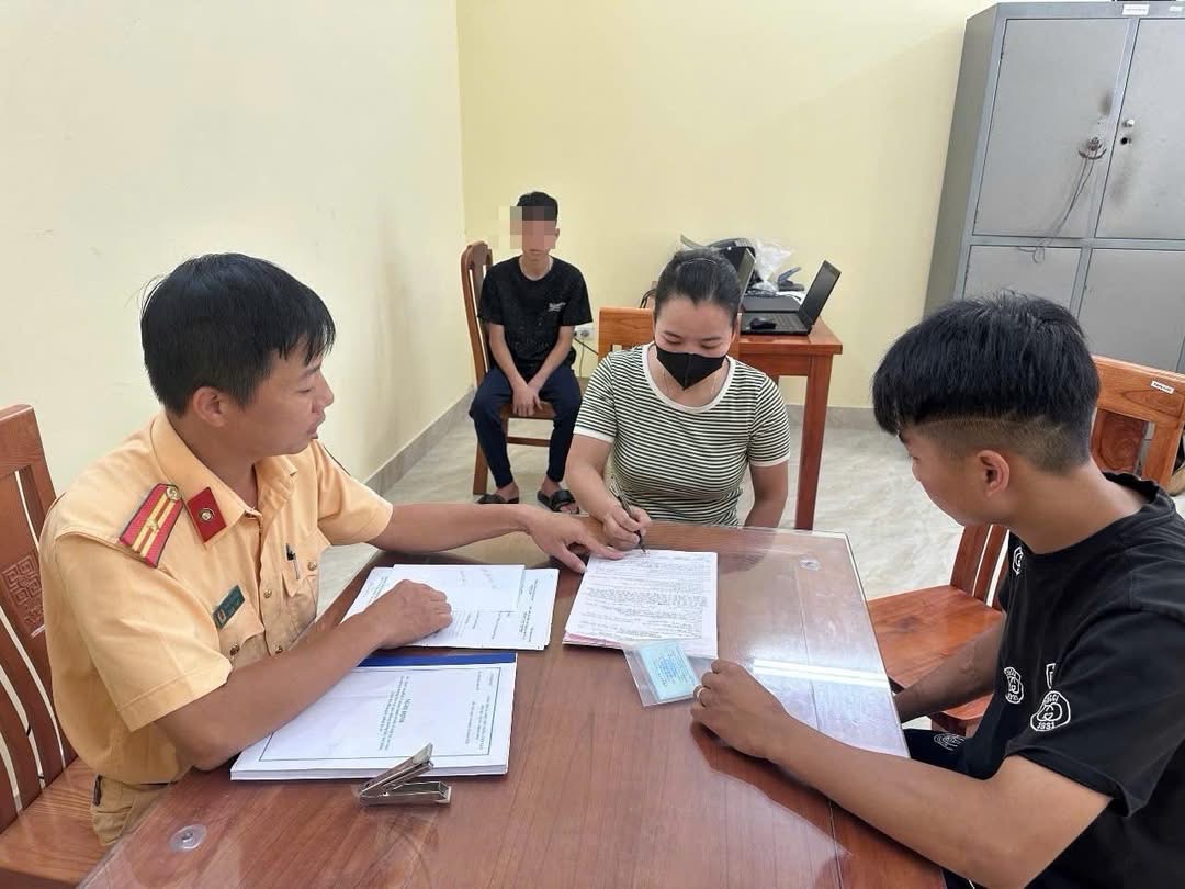 Tuyên Quang: Tịch thu xe máy của 2 thanh niên “bốc đầu”, lạng lách trên đường- Ảnh 2. Tuyên Quang: Tịch thu xe máy của 2 thanh niên “bốc đầu”, lạng lách trên đường- Ảnh 2.