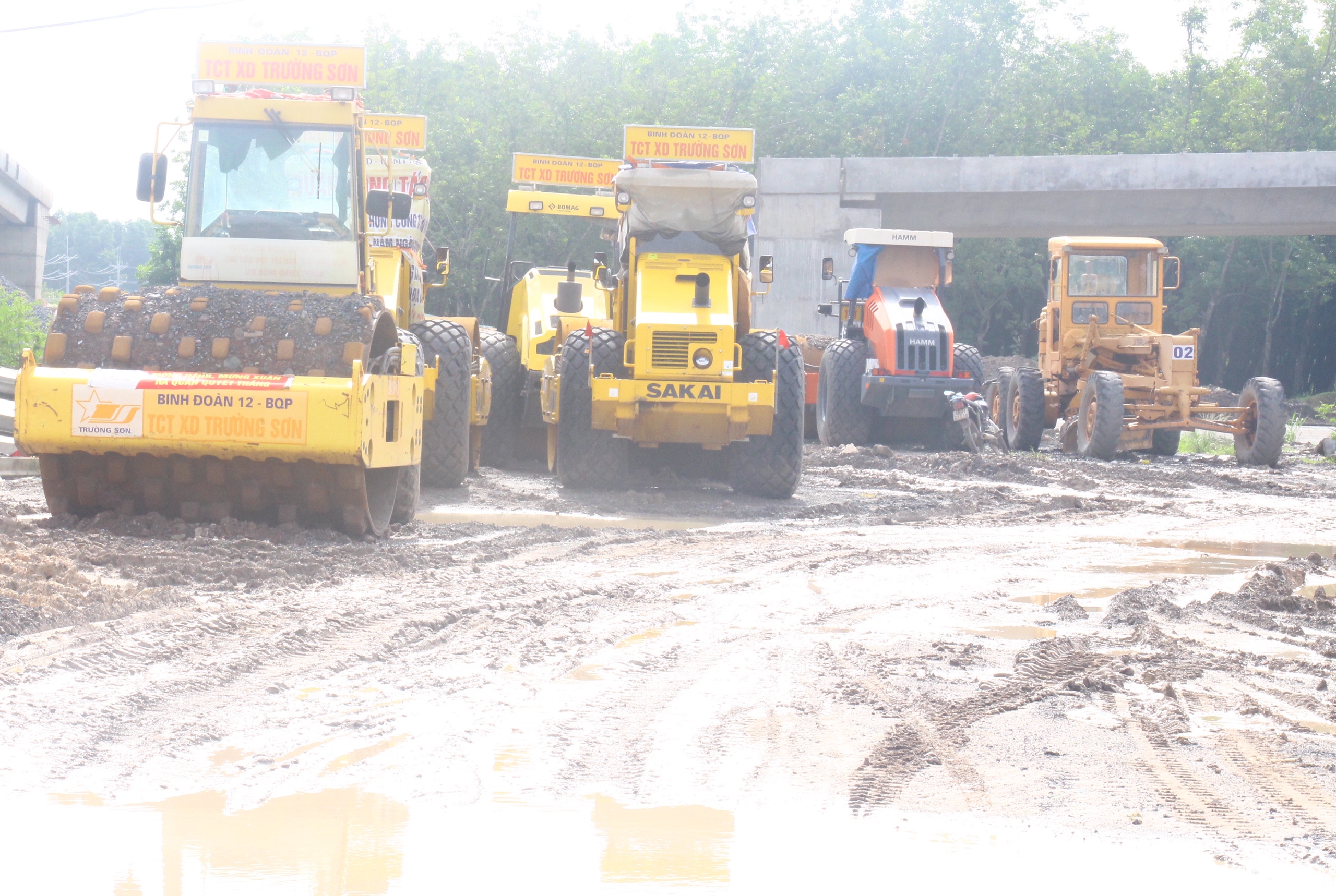 Cao tốc Biên Hòa - Vũng Tàu: Mặt bằng vừa gỡ lại gặp mưa liên miên- Ảnh 2. Cao tốc Biên Hòa - Vũng Tàu: Mặt bằng vừa gỡ lại gặp mưa liên miên- Ảnh 2.