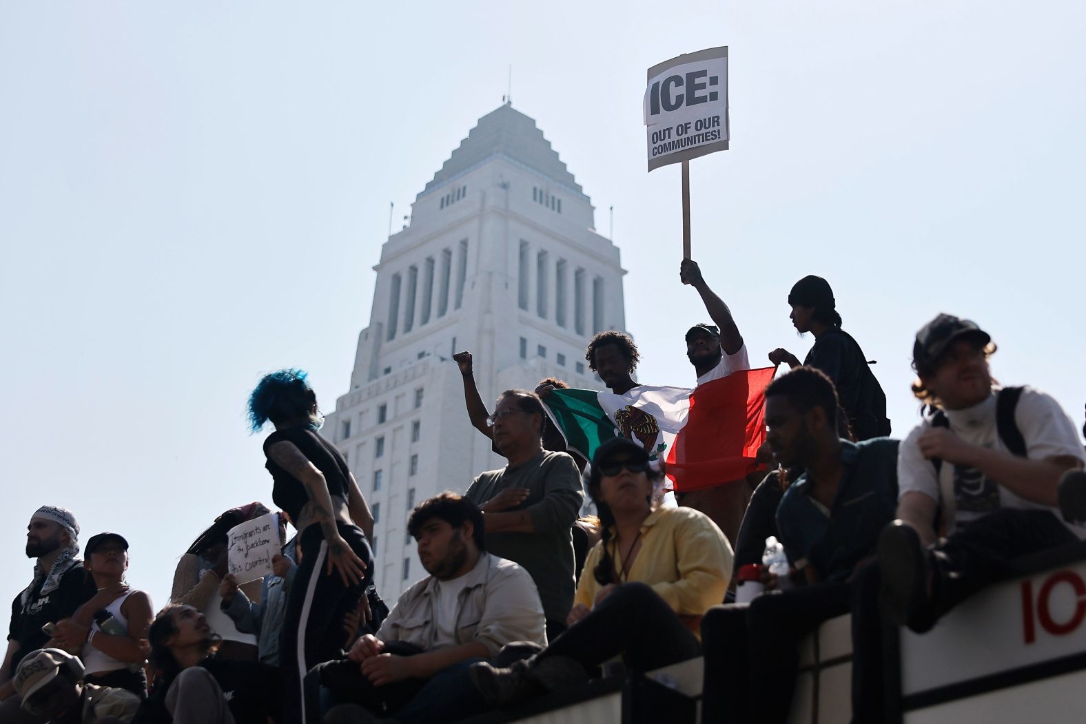 Thủy quân lục chiến Mỹ tới Los Angeles, trấn áp biểu tình- Ảnh 3. Thủy quân lục chiến Mỹ tới Los Angeles, trấn áp biểu tình- Ảnh 3.