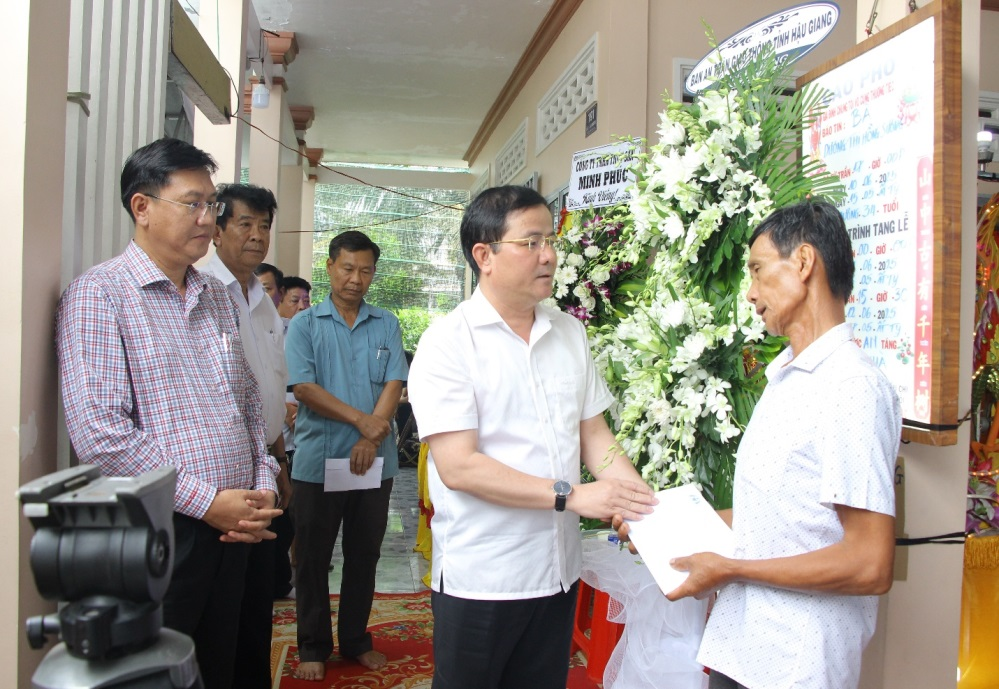 Chủ tịch tỉnh Hậu Giang thăm hỏi gia đình nạn nhân vụ tông xe QL61 làm 4 người thương vong- Ảnh 1. Chủ tịch tỉnh Hậu Giang thăm hỏi gia đình nạn nhân vụ tông xe QL61 làm 4 người thương vong- Ảnh 1.