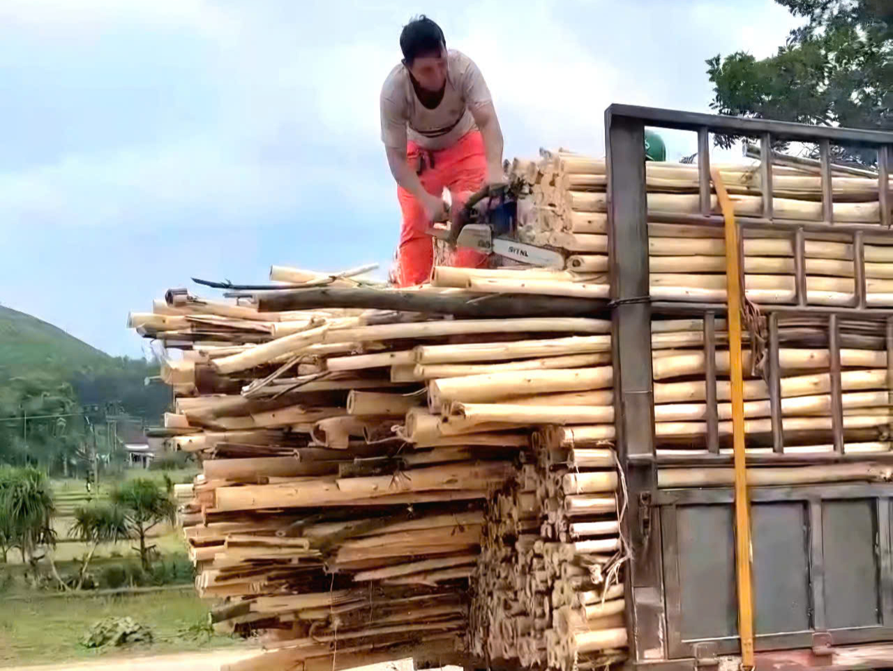 Quảng Ngãi lập lại trật tự giao thông, xử nghiêm xe quá tải, quá khổ- Ảnh 2. Quảng Ngãi lập lại trật tự giao thông, xử nghiêm xe quá tải, quá khổ- Ảnh 2.