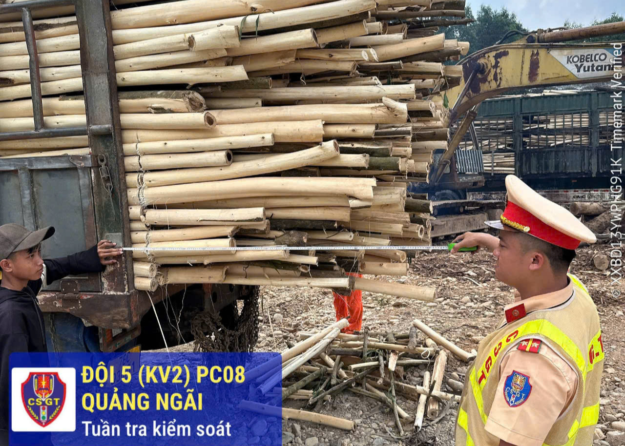 Quảng Ngãi lập lại trật tự giao thông, xử nghiêm xe quá tải, quá khổ- Ảnh 1. Quảng Ngãi lập lại trật tự giao thông, xử nghiêm xe quá tải, quá khổ- Ảnh 1.