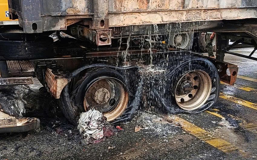 Ch&aacute;y xe container chở linh kiện điện tử tr&ecirc;n quốc lộ 1 qua H&agrave; Tĩnh