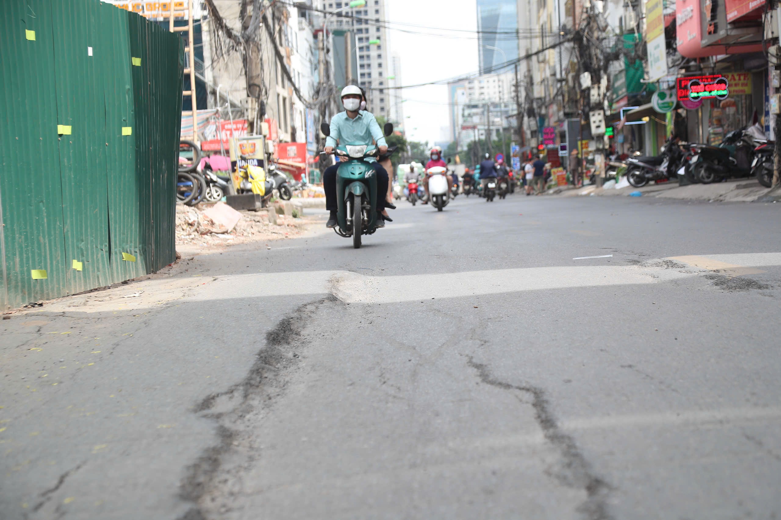 Hà Nội: Đường Nguyễn Tuân sụt lún, nứt toác- Ảnh 2. Hà Nội: Đường Nguyễn Tuân sụt lún, nứt toác- Ảnh 2.