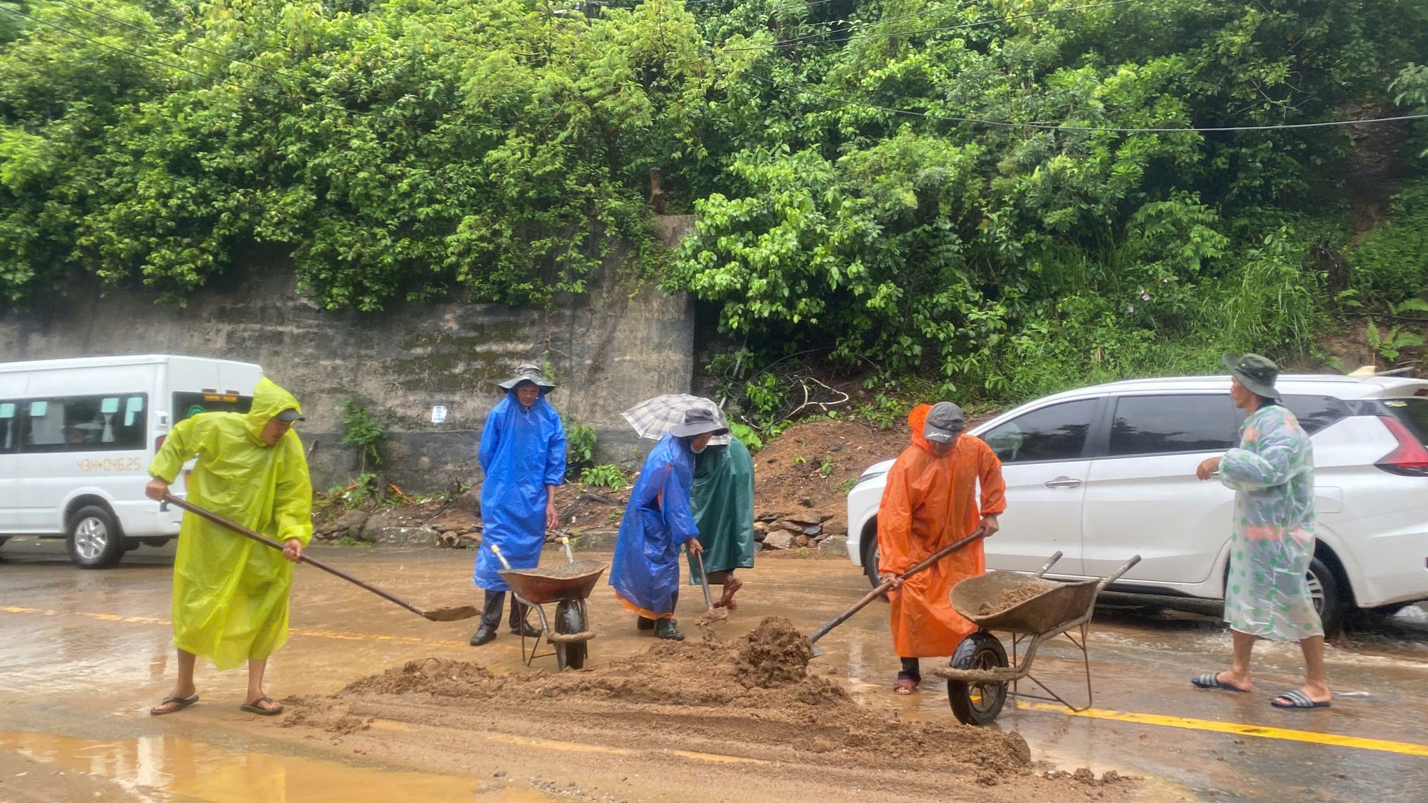 Mưa lớn gây ngập úng, sạt lở chia cắt giao thông, tàu cá gặp nạn trên biển- Ảnh 2. Mưa lớn gây ngập úng, sạt lở chia cắt giao thông, tàu cá gặp nạn trên biển- Ảnh 2.