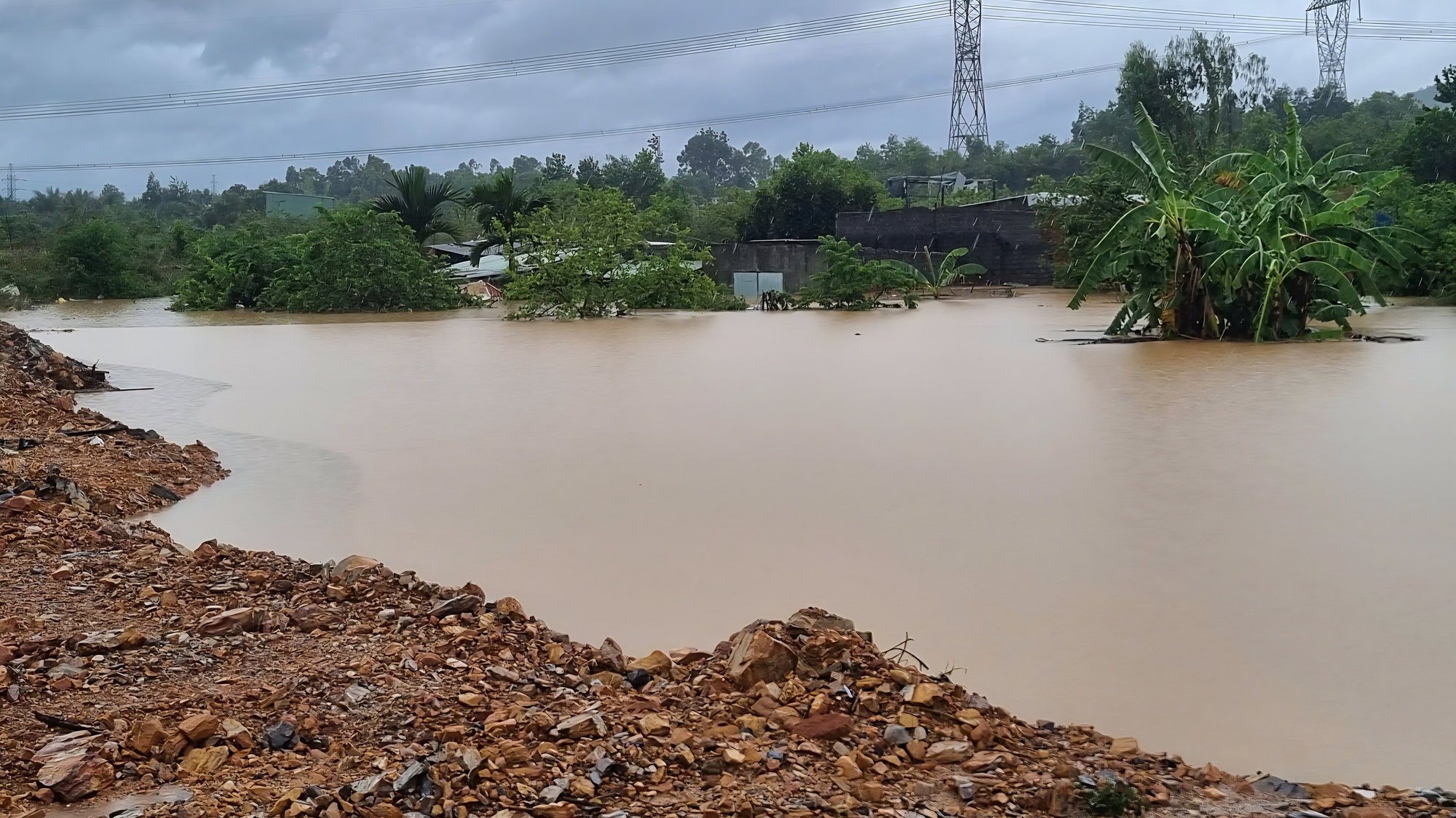 Đà Nẵng ngập lụt do bão số 1, giao thông chia cắt, nhiều hộ dân sơ tán- Ảnh 1. Đà Nẵng ngập lụt do bão số 1, giao thông chia cắt, nhiều hộ dân sơ tán- Ảnh 1.