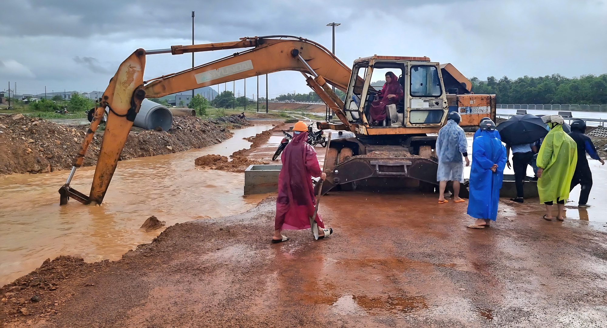 Đà Nẵng ngập lụt do bão số 1, giao thông chia cắt, nhiều hộ dân sơ tán- Ảnh 3. Đà Nẵng ngập lụt do bão số 1, giao thông chia cắt, nhiều hộ dân sơ tán- Ảnh 3.