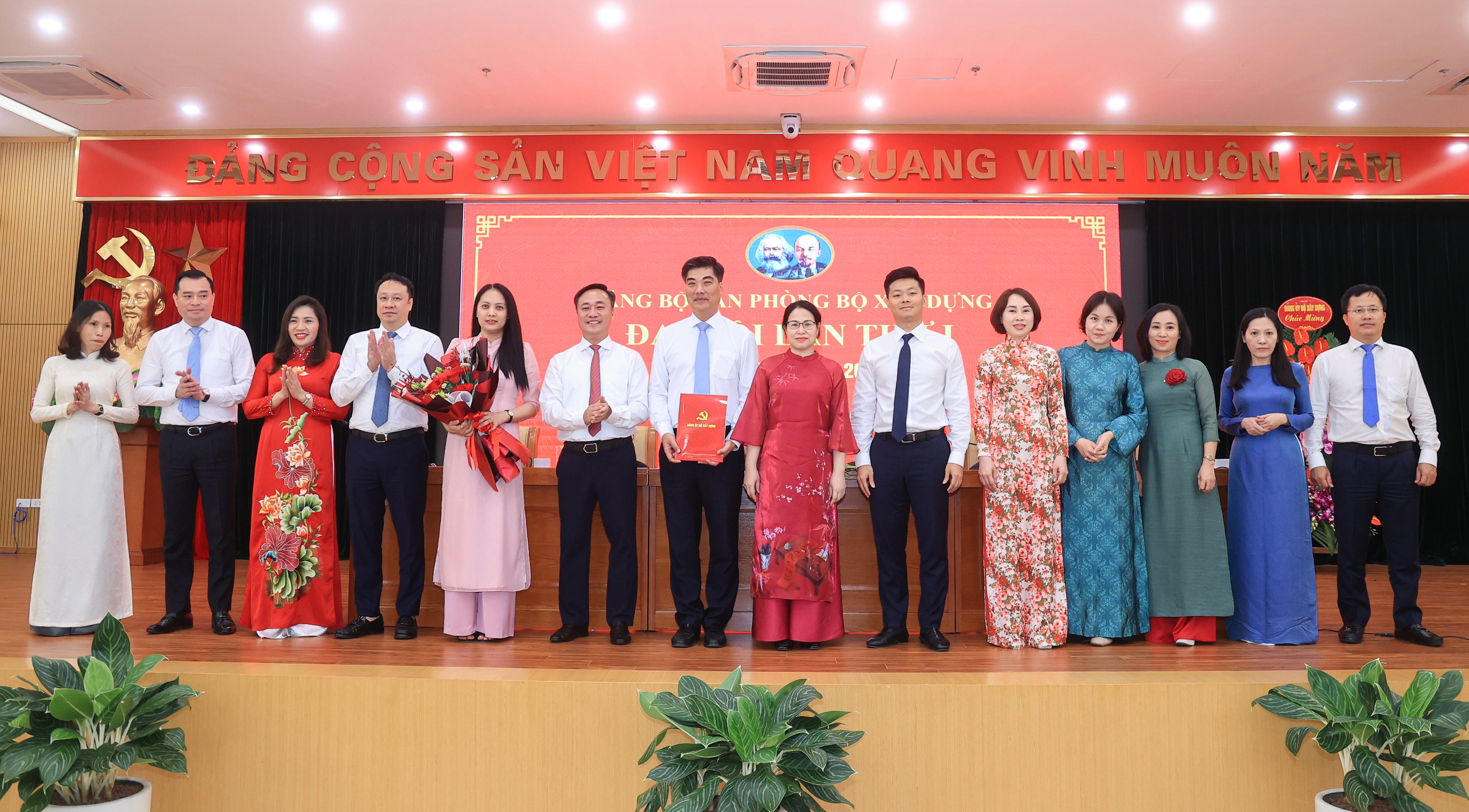 Thứ trưởng Nguyễn Việt Hùng nêu "hai nhiệm vụ, ba đột phá" với Đảng bộ Văn phòng- Ảnh 2. Thứ trưởng Nguyễn Việt Hùng nêu "hai nhiệm vụ, ba đột phá" với Đảng bộ Văn phòng- Ảnh 2.