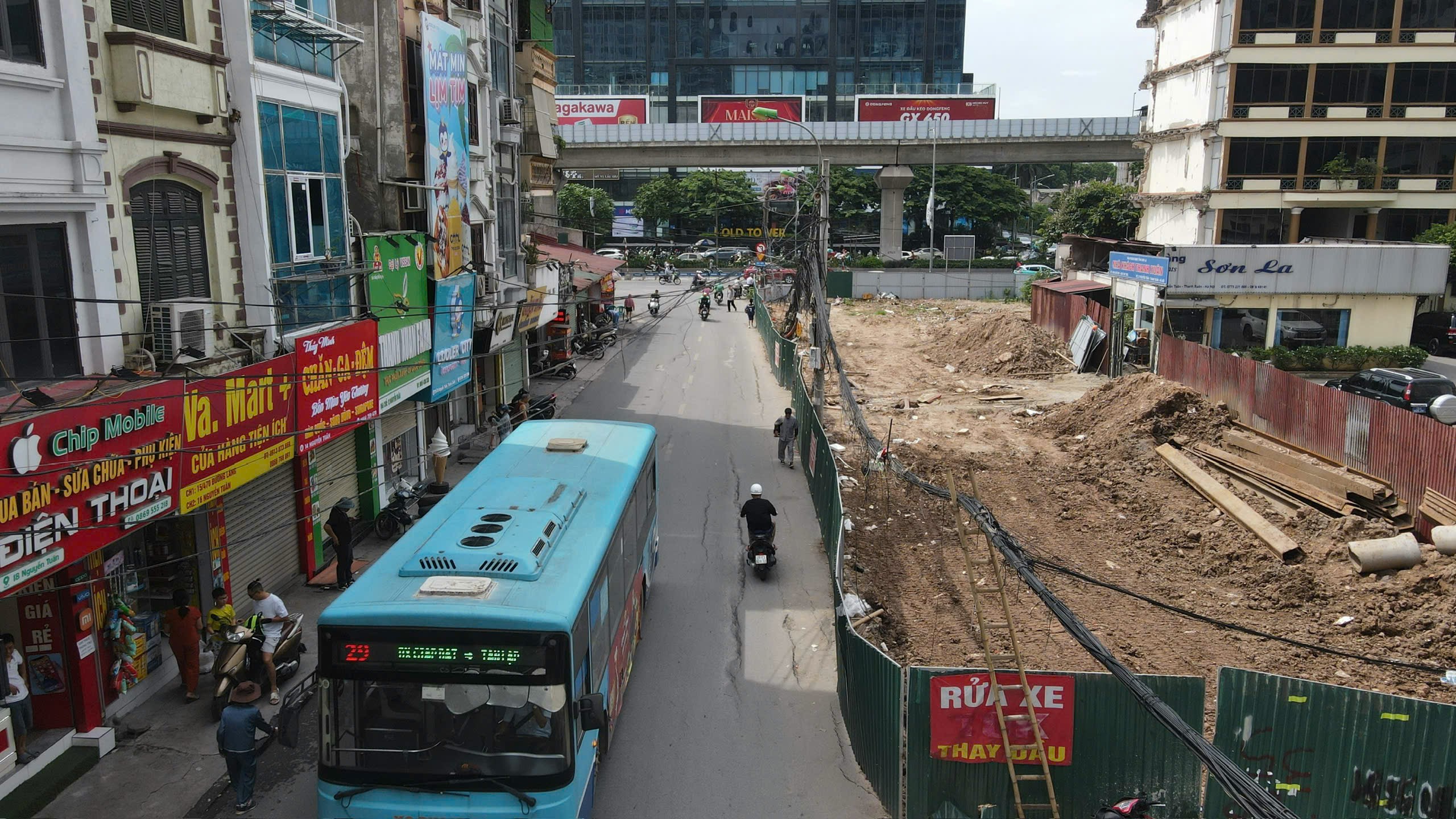 Hà Nội: Đường Nguyễn Tuân sụt lún, nứt toác- Ảnh 4. Hà Nội: Đường Nguyễn Tuân sụt lún, nứt toác- Ảnh 4.