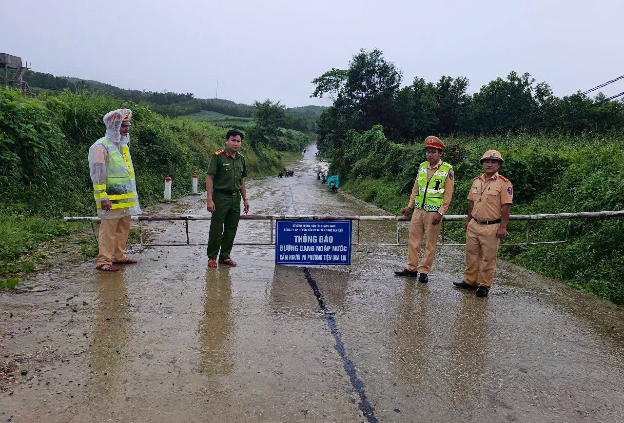 CSGT Quảng Nam dọn cây đổ, phân luồng đảm bảo an toàn cho người dân sau mưa lũ- Ảnh 3. CSGT Quảng Nam dọn cây đổ, phân luồng đảm bảo an toàn cho người dân sau mưa lũ- Ảnh 3.