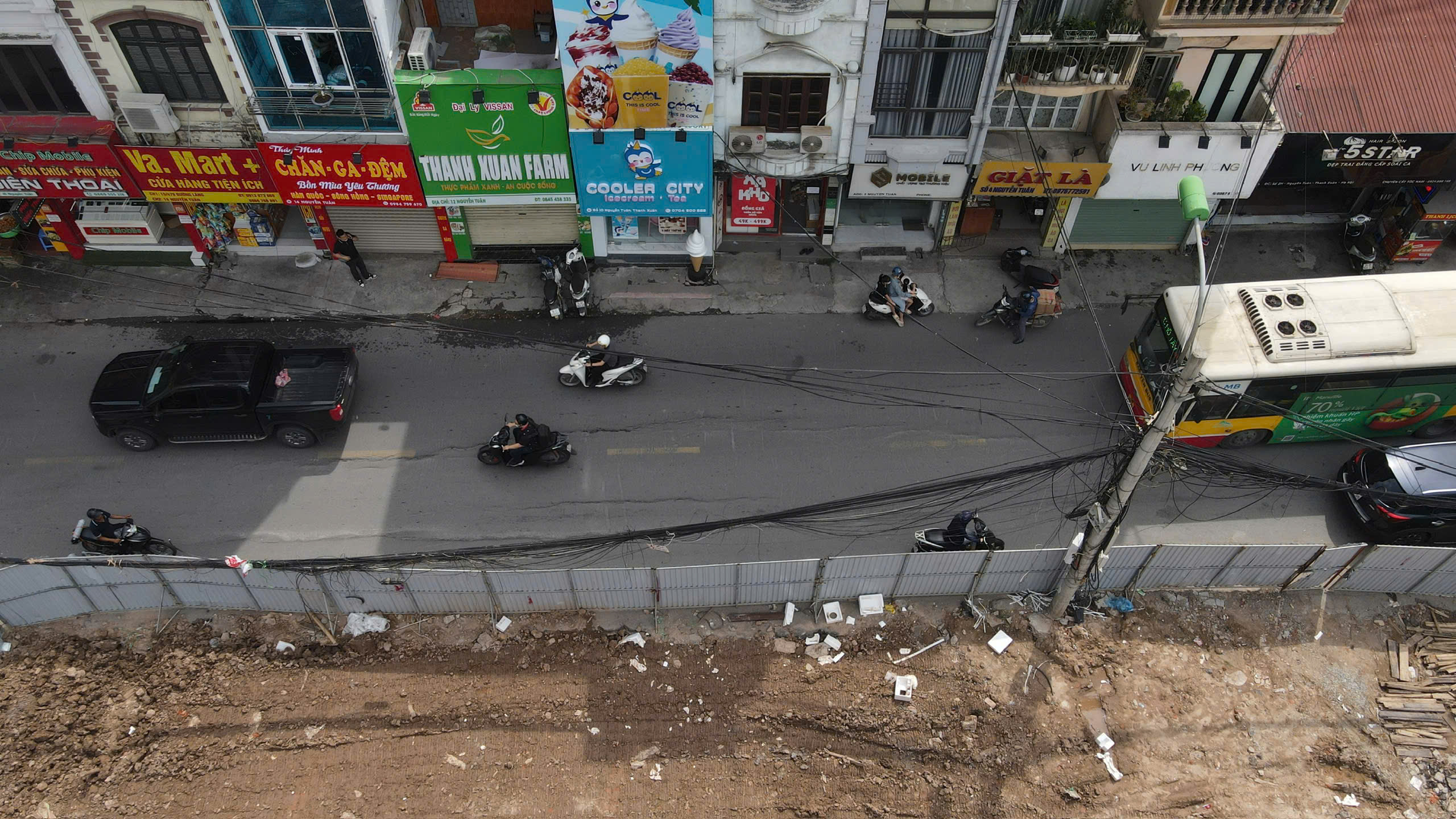 Hà Nội: Đường Nguyễn Tuân sụt lún, nứt toác- Ảnh 5. Hà Nội: Đường Nguyễn Tuân sụt lún, nứt toác- Ảnh 5.