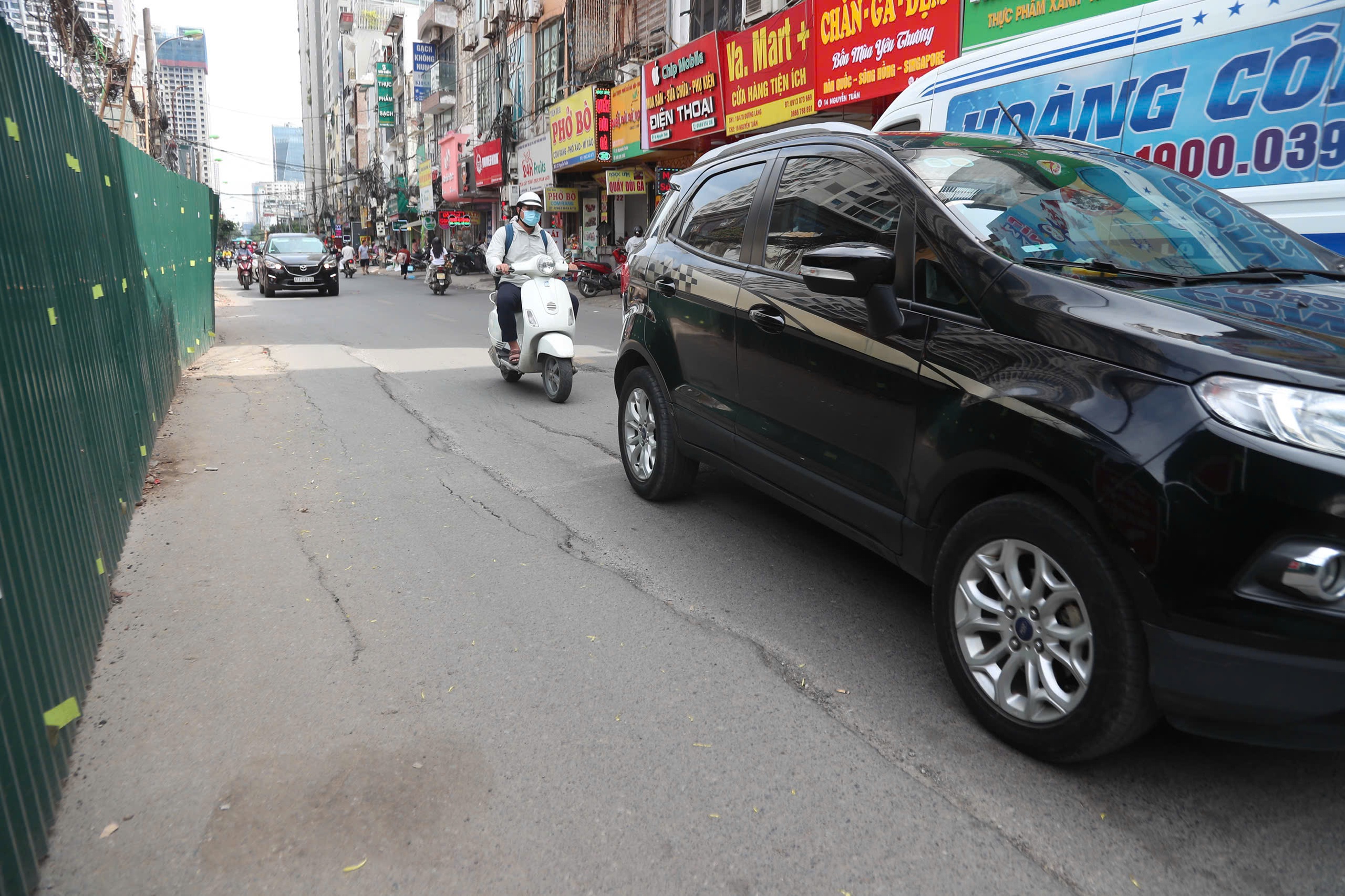 Hà Nội: Đường Nguyễn Tuân sụt lún, nứt toác- Ảnh 6. Hà Nội: Đường Nguyễn Tuân sụt lún, nứt toác- Ảnh 6.