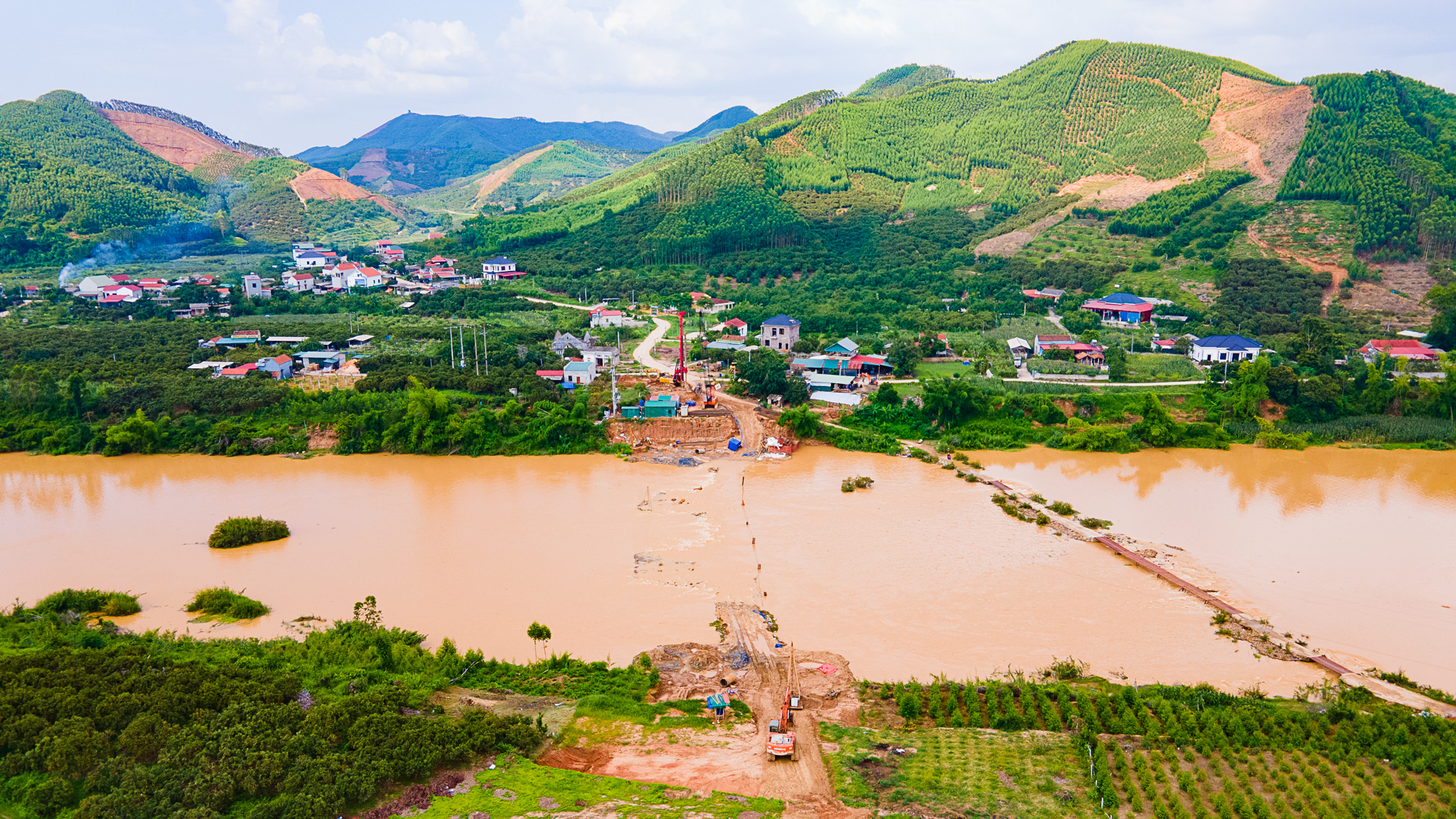 Bắc Giang: Nỗ lực đẩy nhanh tiến độ thi công cầu Đèo Gia- Ảnh 1. Bắc Giang: Nỗ lực đẩy nhanh tiến độ thi công cầu Đèo Gia- Ảnh 1.