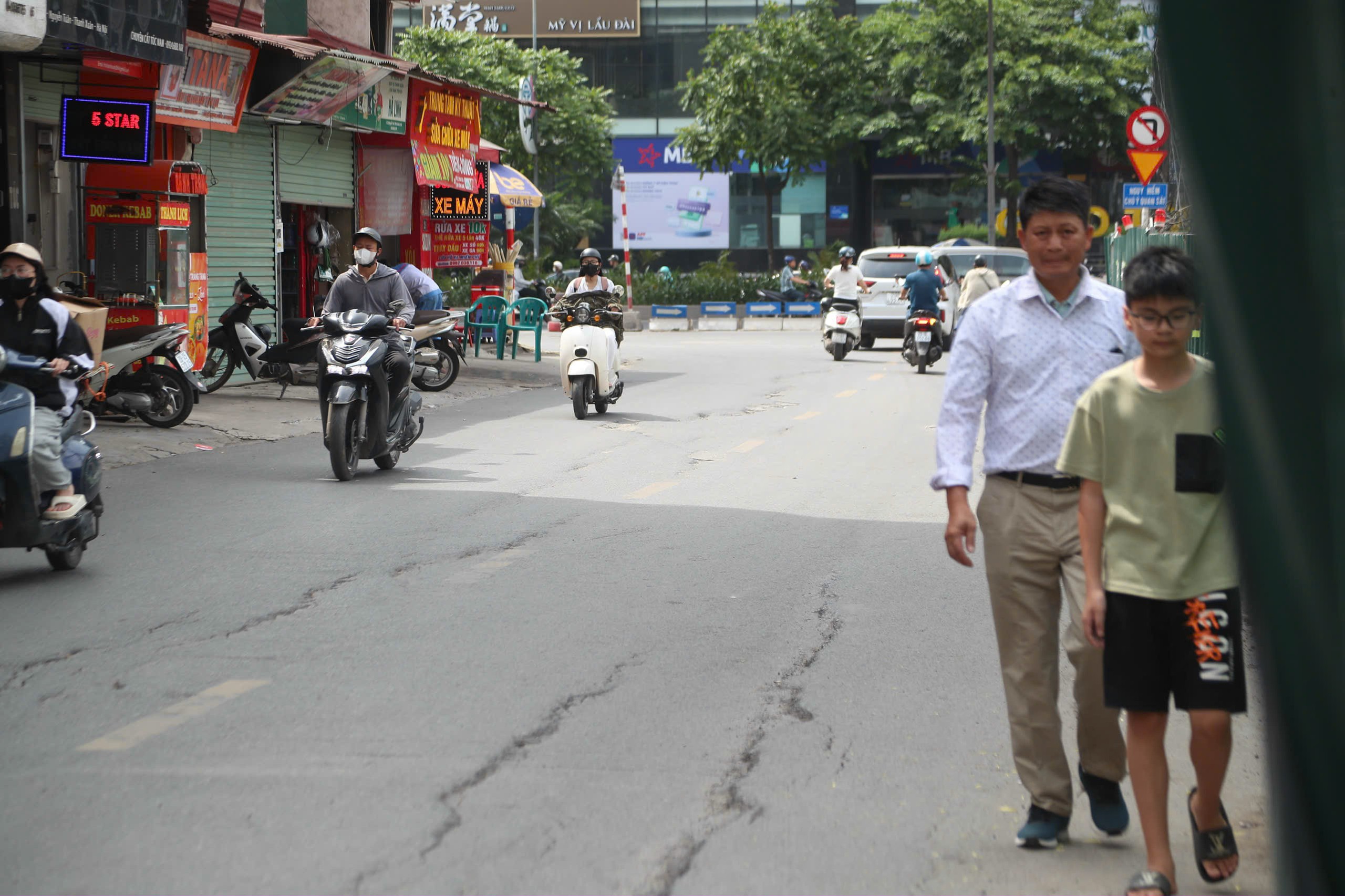 Hà Nội: Đường Nguyễn Tuân sụt lún, nứt toác- Ảnh 8. Hà Nội: Đường Nguyễn Tuân sụt lún, nứt toác- Ảnh 8.