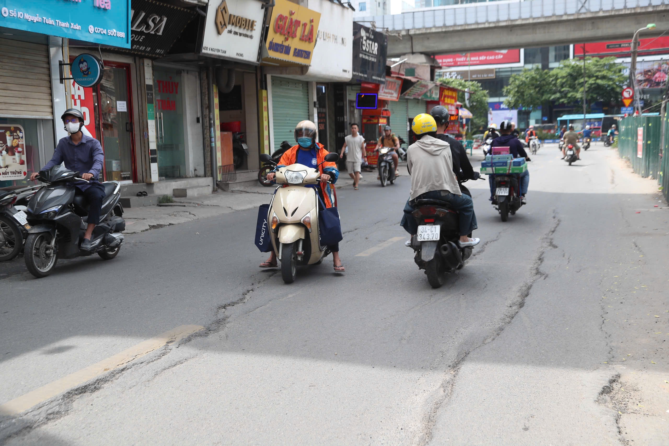 Hà Nội: Đường Nguyễn Tuân sụt lún, nứt toác- Ảnh 1. Hà Nội: Đường Nguyễn Tuân sụt lún, nứt toác- Ảnh 1.