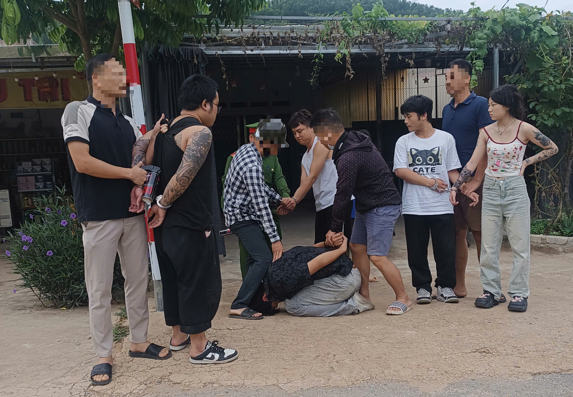 Bốn nghi phạm người Trung Quốc cướp ô tô ở Thanh Hóa- Ảnh 1. Bốn nghi phạm người Trung Quốc cướp ô tô ở Thanh Hóa- Ảnh 1.
