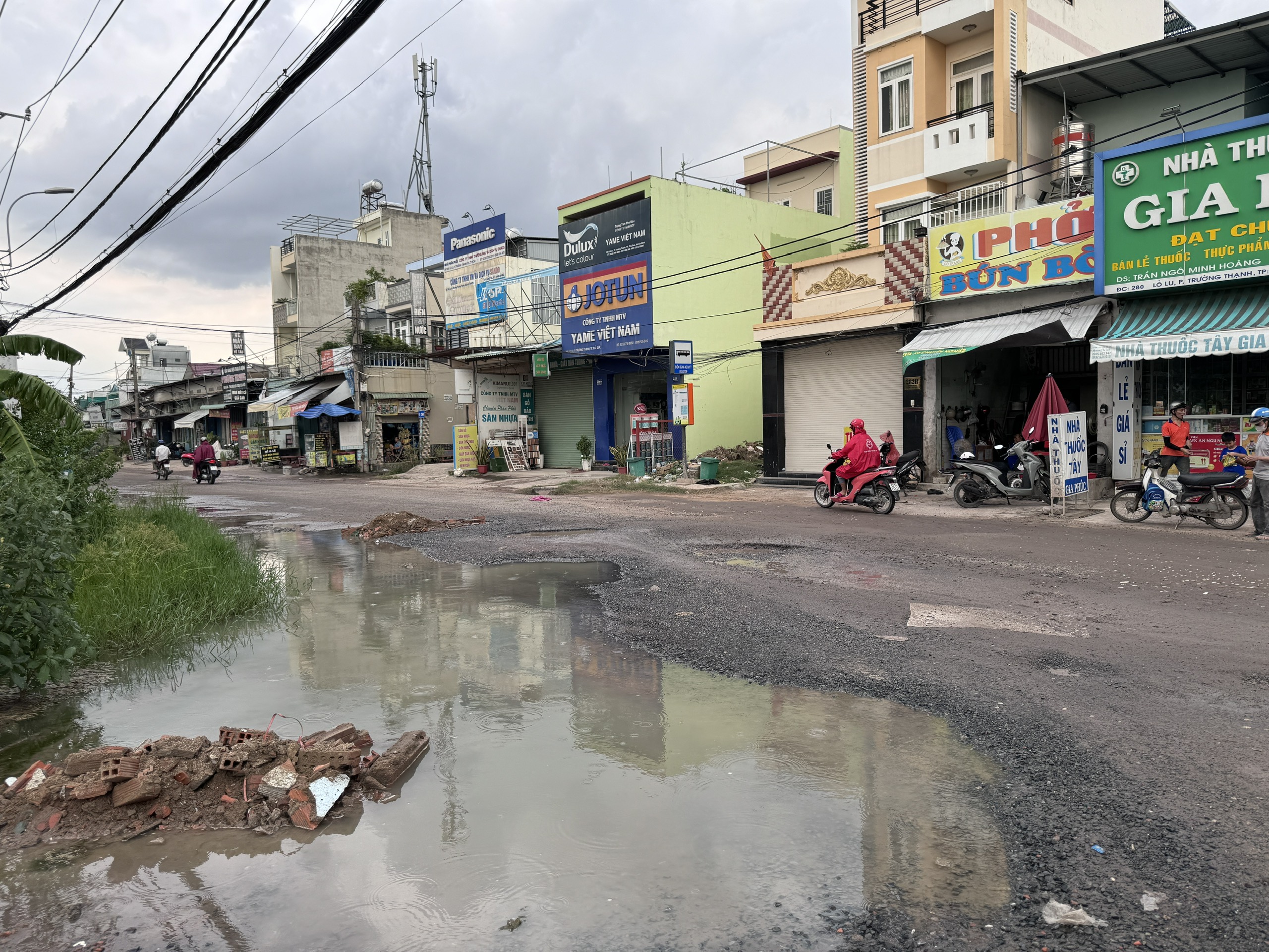TP.HCM: Đường Lò Lu vẫn nát bươm sau 5 năm khởi công, TP Thủ Đức nói gì?- Ảnh 1. TP.HCM: Đường Lò Lu vẫn nát bươm sau 5 năm khởi công, TP Thủ Đức nói gì?- Ảnh 1.