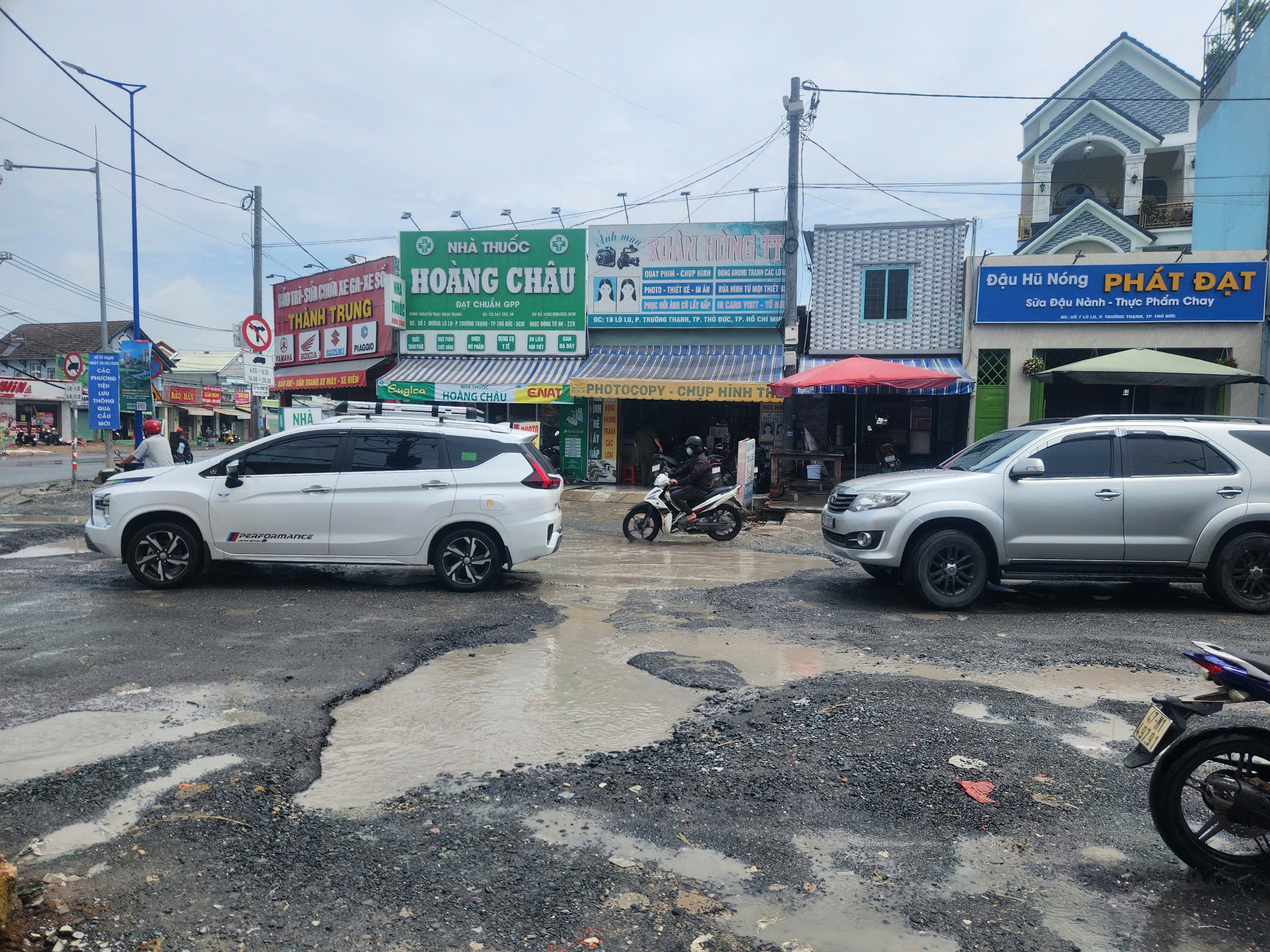 TP.HCM: Đường Lò Lu vẫn nát bươm sau 5 năm khởi công, TP Thủ Đức nói gì?- Ảnh 2. TP.HCM: Đường Lò Lu vẫn nát bươm sau 5 năm khởi công, TP Thủ Đức nói gì?- Ảnh 2.