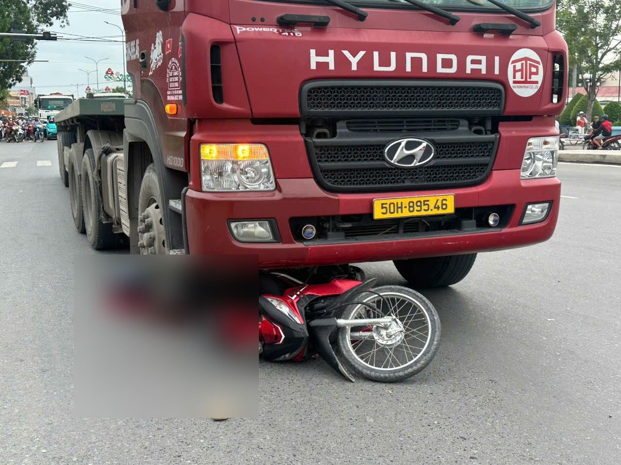 Long An: Tai nạn ở ngã ba thị trấn, người phụ nữ bị xe container cán tử vong- Ảnh 1. Long An: Tai nạn ở ngã ba thị trấn, người phụ nữ bị xe container cán tử vong- Ảnh 1.