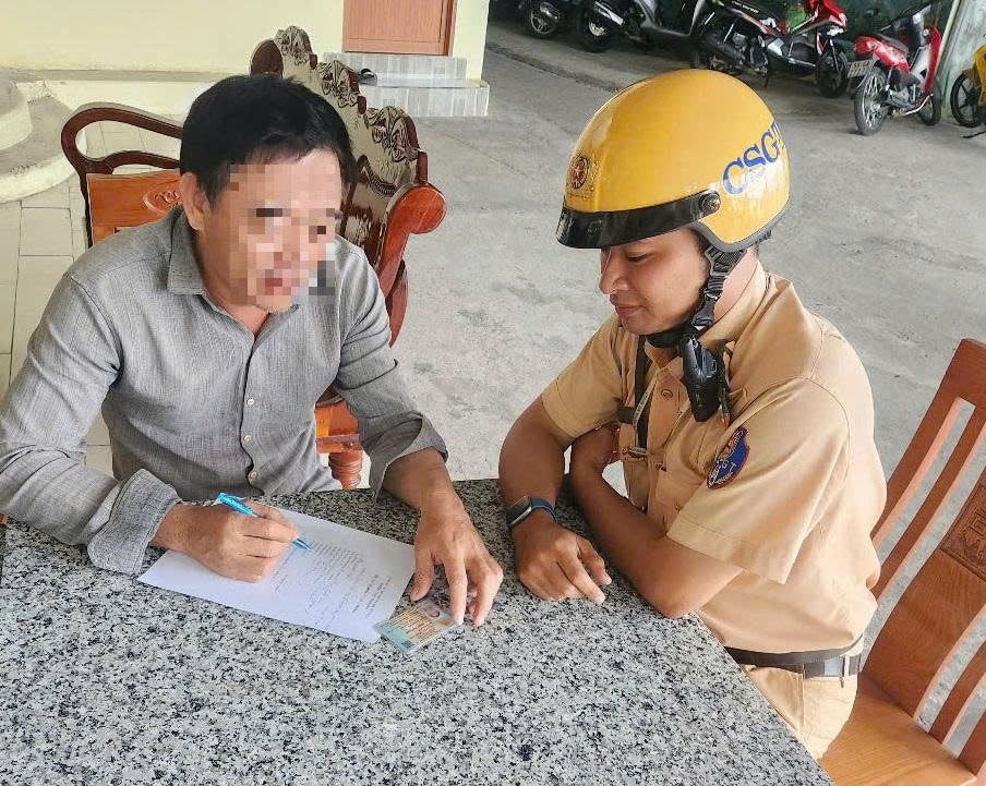 Người đàn ông đi xe ba gác ngược chiều ở TP.HCM bị xử phạt từ clip trên mạng xã hội- Ảnh 1. Người đàn ông đi xe ba gác ngược chiều ở TP.HCM bị xử phạt từ clip trên mạng xã hội- Ảnh 1.