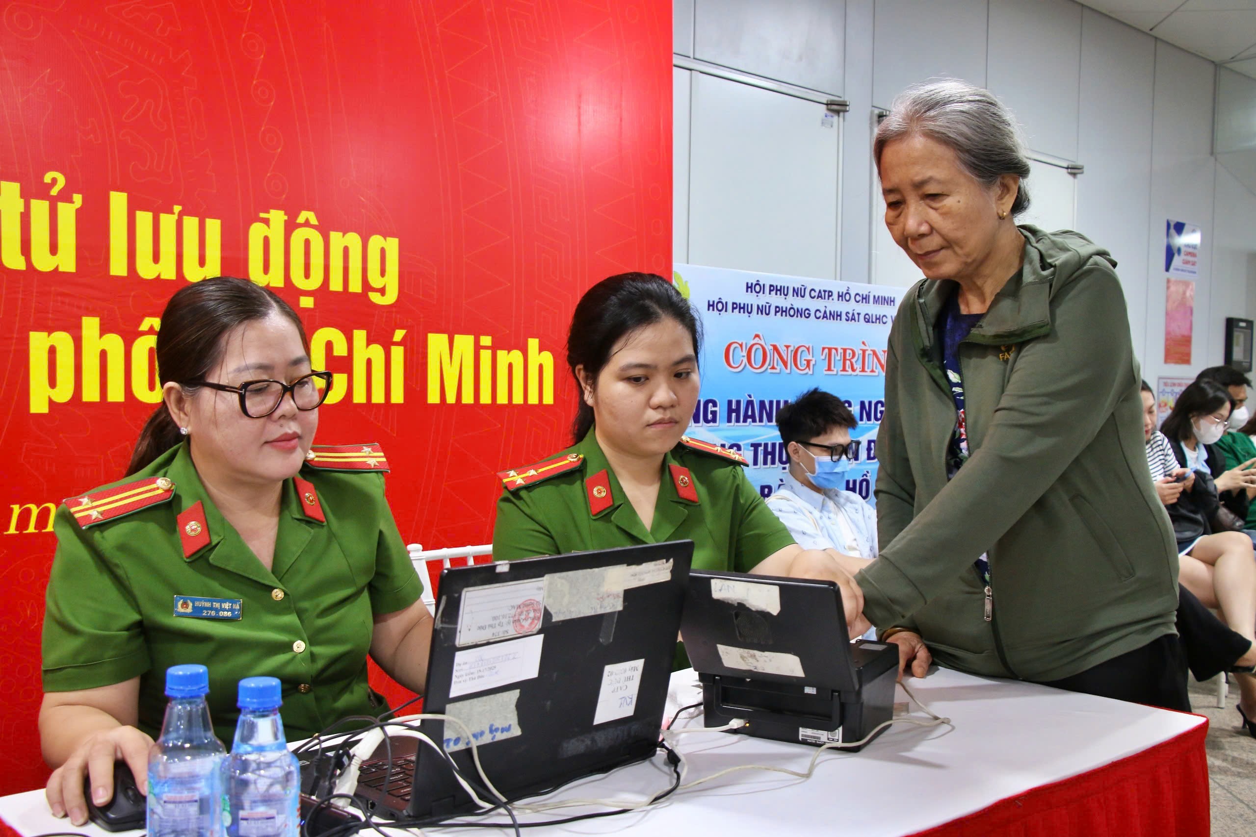 TP.HCM làm định danh số cho người yếu thế, để không ai bị bỏ lại phía sau- Ảnh 1. TP.HCM làm định danh số cho người yếu thế, để không ai bị bỏ lại phía sau- Ảnh 1.