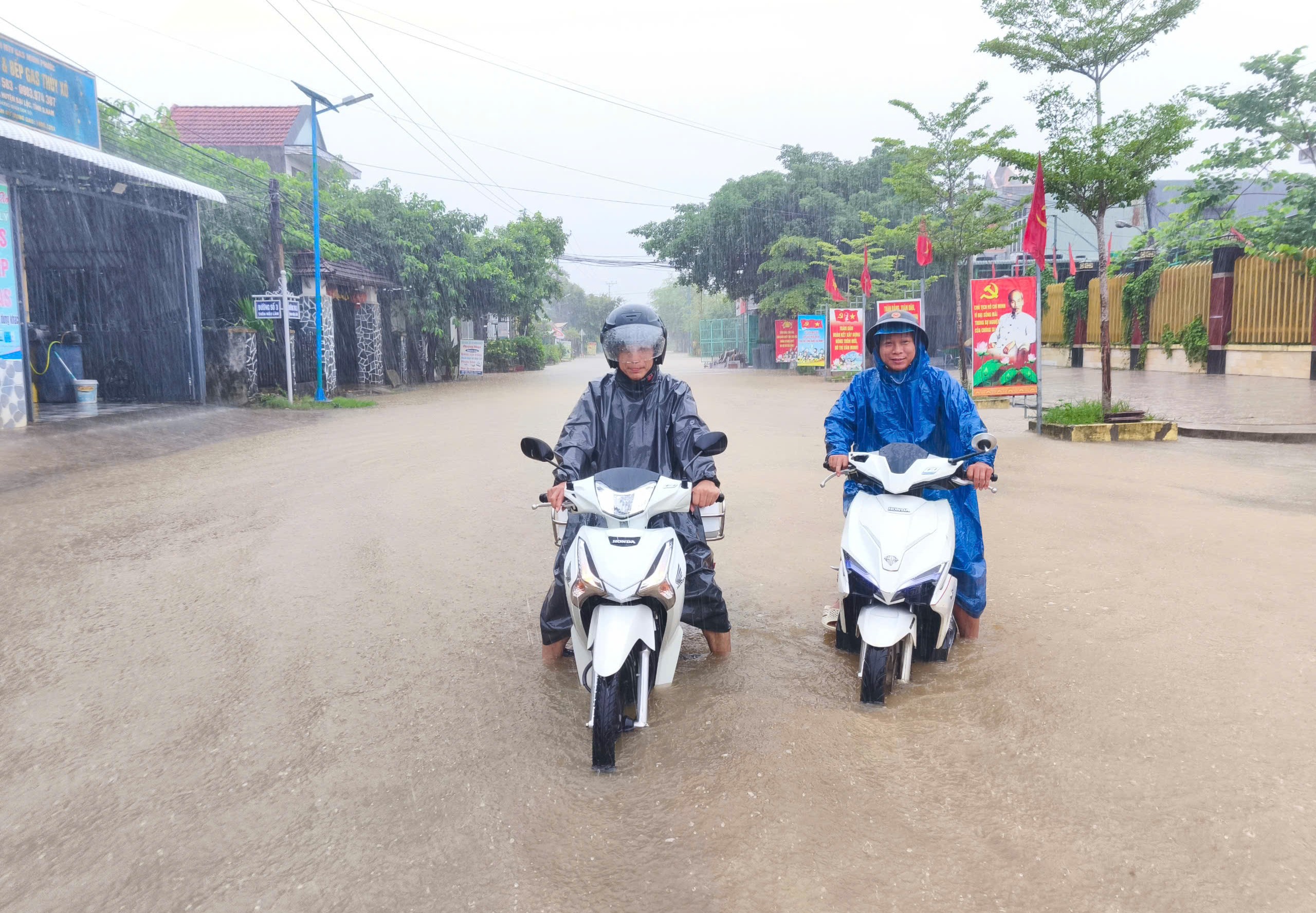 Mưa lớn, thủy điện xả lũ khiến nhiều nơi ở Quảng Nam ngập hơn 1m- Ảnh 1. Mưa lớn, thủy điện xả lũ khiến nhiều nơi ở Quảng Nam ngập hơn 1m- Ảnh 1.