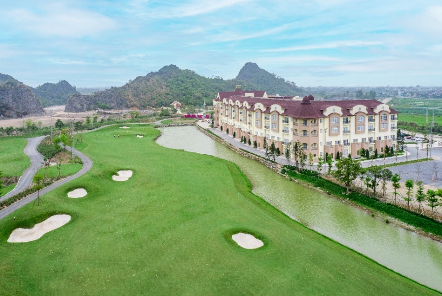 Legend Valley Hà Nam: Giao điểm giữa thiên đường nghỉ dưỡng và gôn- Ảnh 2. A building near a river Description automatically generated
