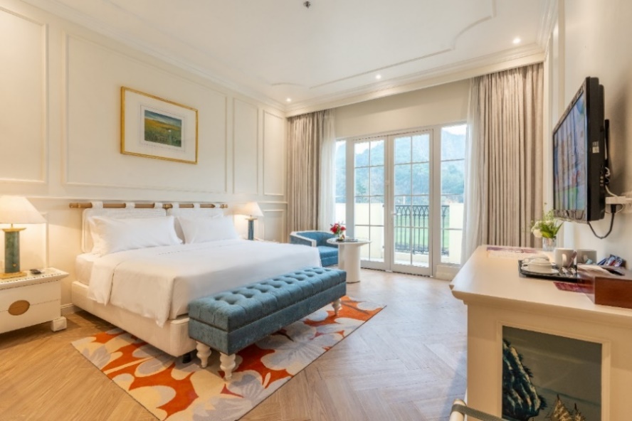 Legend Valley Hà Nam: Giao điểm giữa thiên đường nghỉ dưỡng và gôn- Ảnh 3. A room with a bed and a desk Description automatically generated