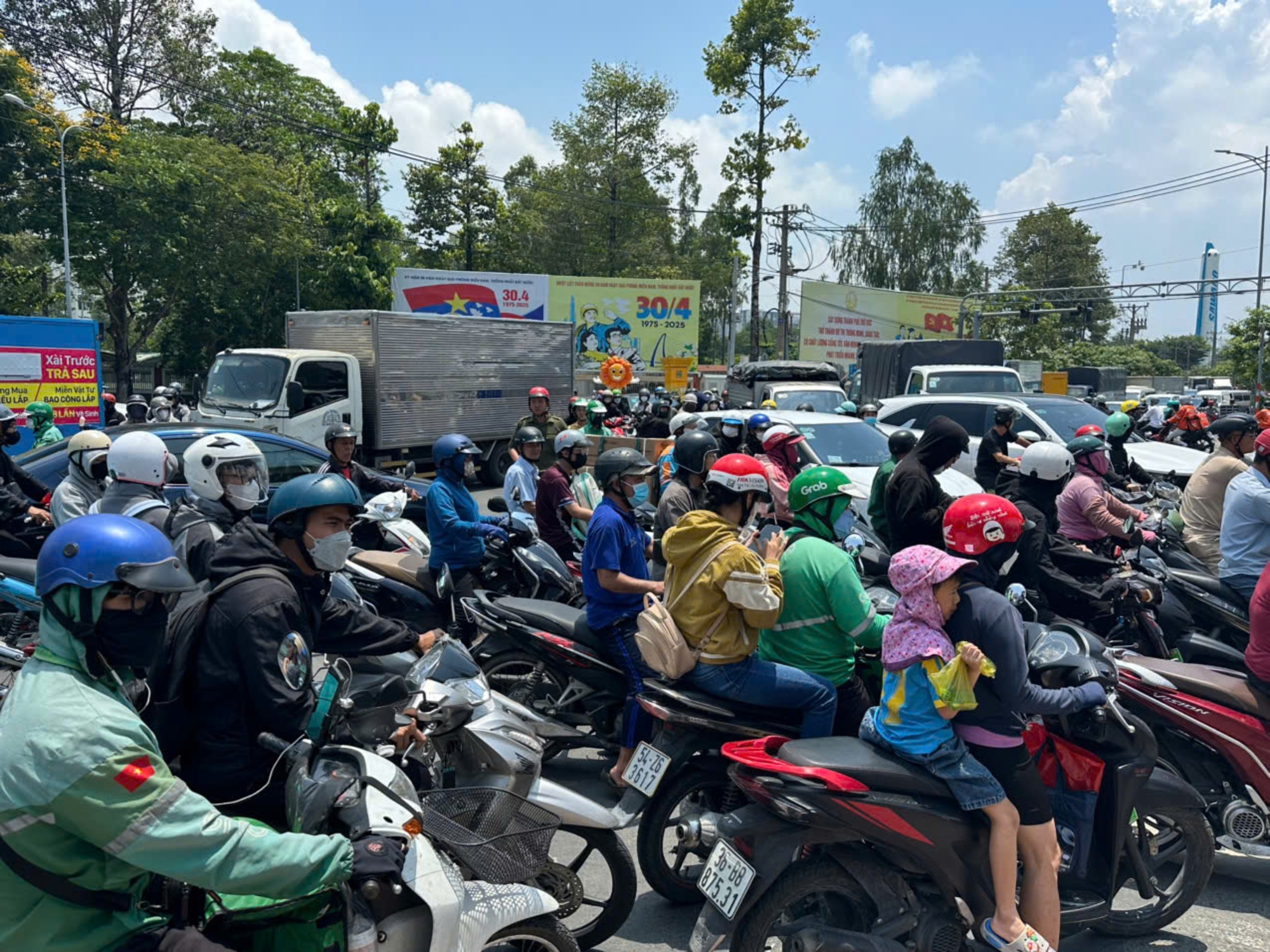 Hàng chục đèn tín hiệu tê liệt trên đường Võ Nguyên Giáp: Chủ đầu tư lên tiếng- Ảnh 1. Hàng chục đèn tín hiệu tê liệt trên đường Võ Nguyên Giáp: Chủ đầu tư lên tiếng- Ảnh 1.