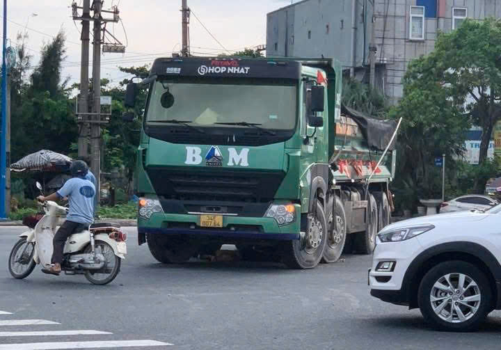 Hải Dương: Va chạm xe Howo trên quốc lộ 5, người phụ nữ tử vong tại chỗ- Ảnh 1. Hải Dương: Va chạm xe Howo trên quốc lộ 5, người phụ nữ tử vong tại chỗ- Ảnh 1.