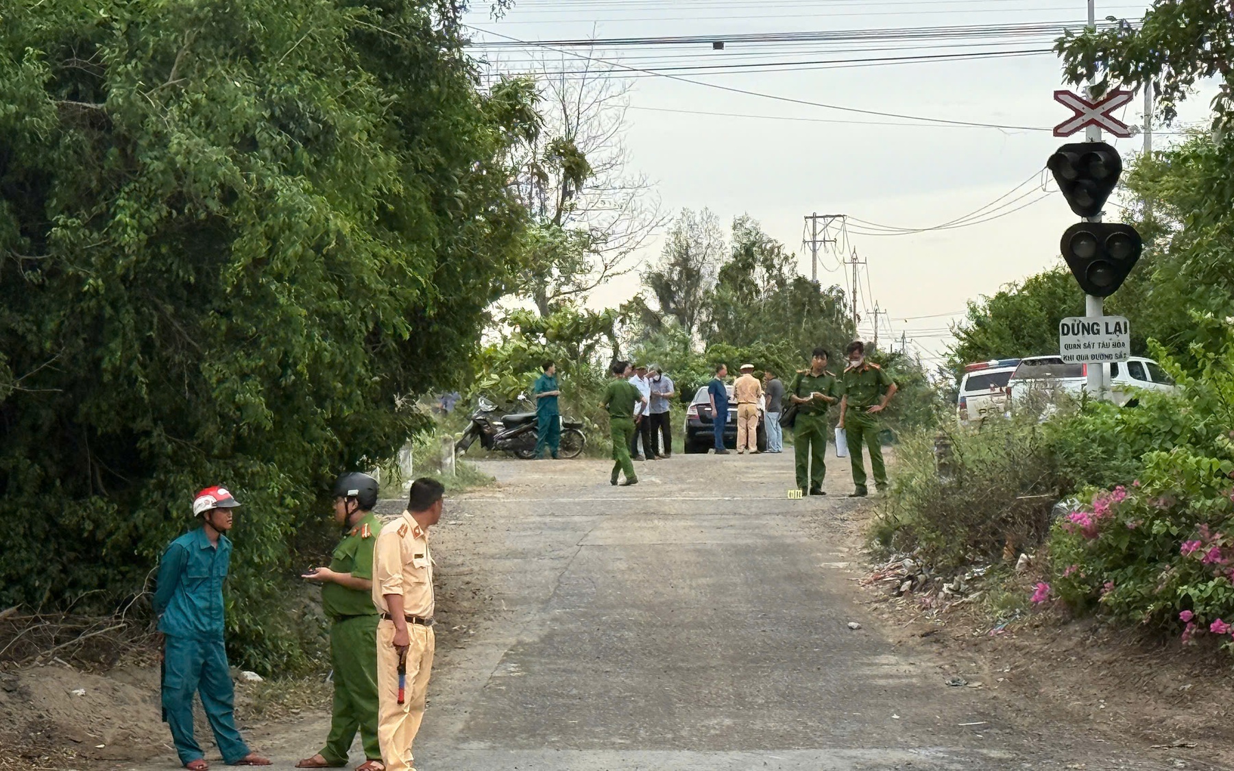 Băng qua đường sắt khi gác chắn đã hạ xuống, hai người bị tàu hỏa tông tử vong