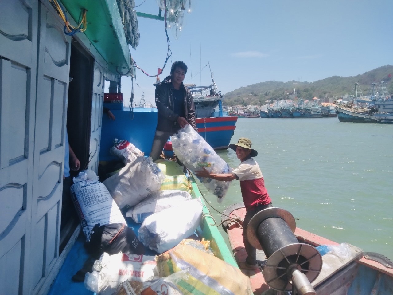 Bình Định: Hiệu quả từ mô hình đưa rác thải vào bờ- Ảnh 2. Bình Định: Hiệu quả từ mô hình đưa rác thải vào bờ- Ảnh 2.