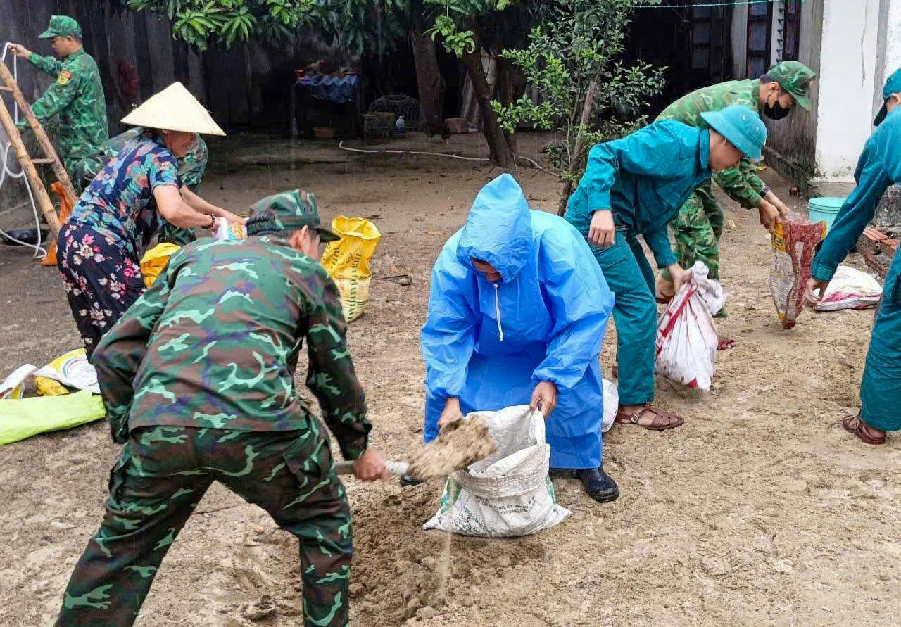 Lực lượng quân sự tỉnh Quảng Nam hỗ trợ người dân trong mưa lũ- Ảnh 4. Lực lượng quân sự tỉnh Quảng Nam hỗ trợ người dân trong mưa lũ- Ảnh 4.