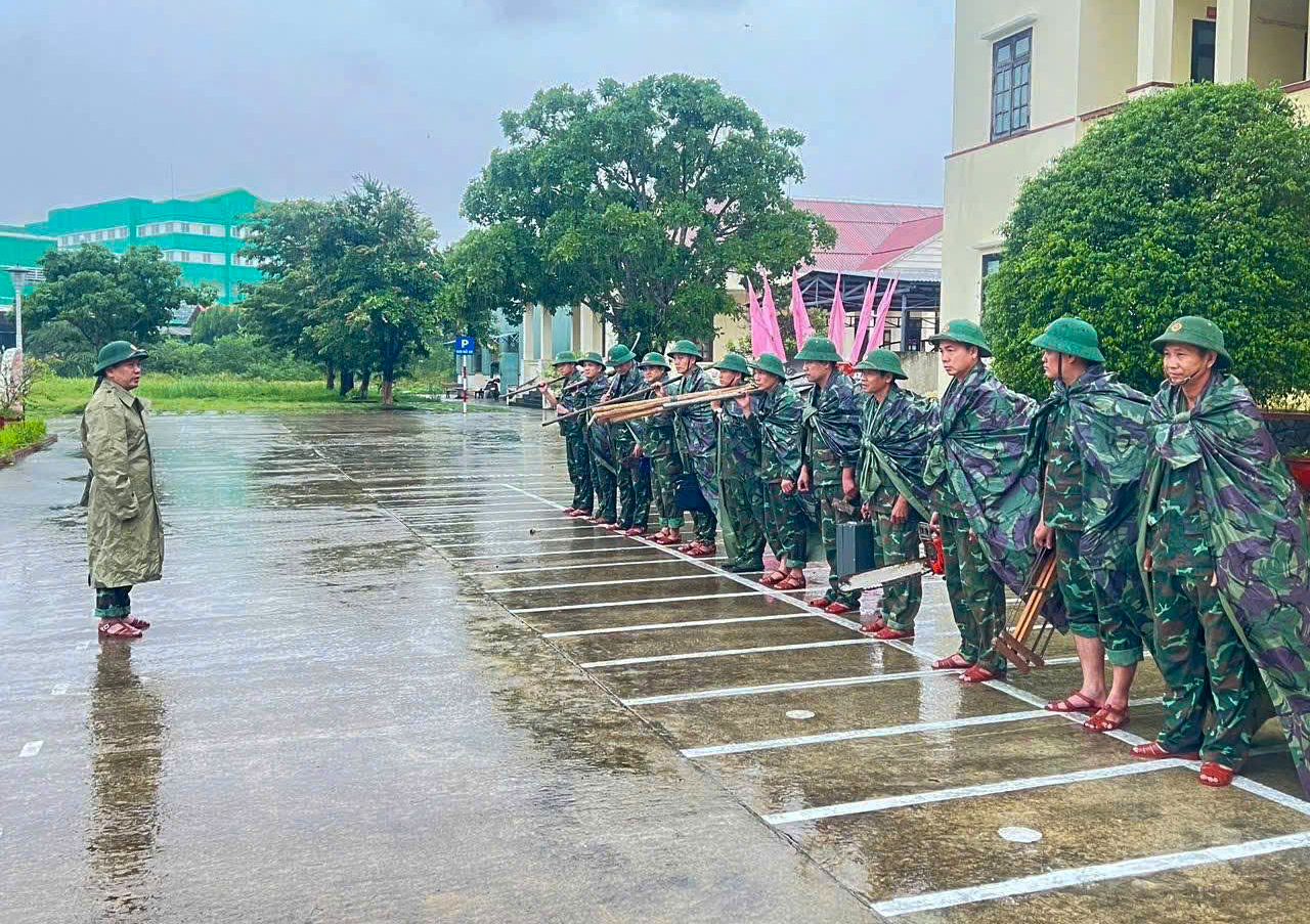 Lực lượng quân sự tỉnh Quảng Nam hỗ trợ người dân trong mưa lũ- Ảnh 3. Lực lượng quân sự tỉnh Quảng Nam hỗ trợ người dân trong mưa lũ- Ảnh 3.