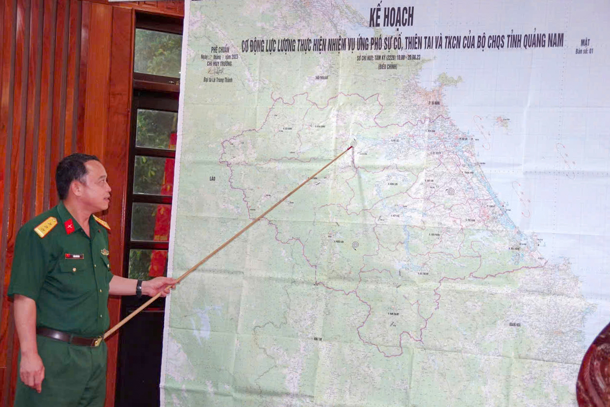 Lực lượng quân sự tỉnh Quảng Nam hỗ trợ người dân trong mưa lũ- Ảnh 1. Lực lượng quân sự tỉnh Quảng Nam hỗ trợ người dân trong mưa lũ- Ảnh 1.