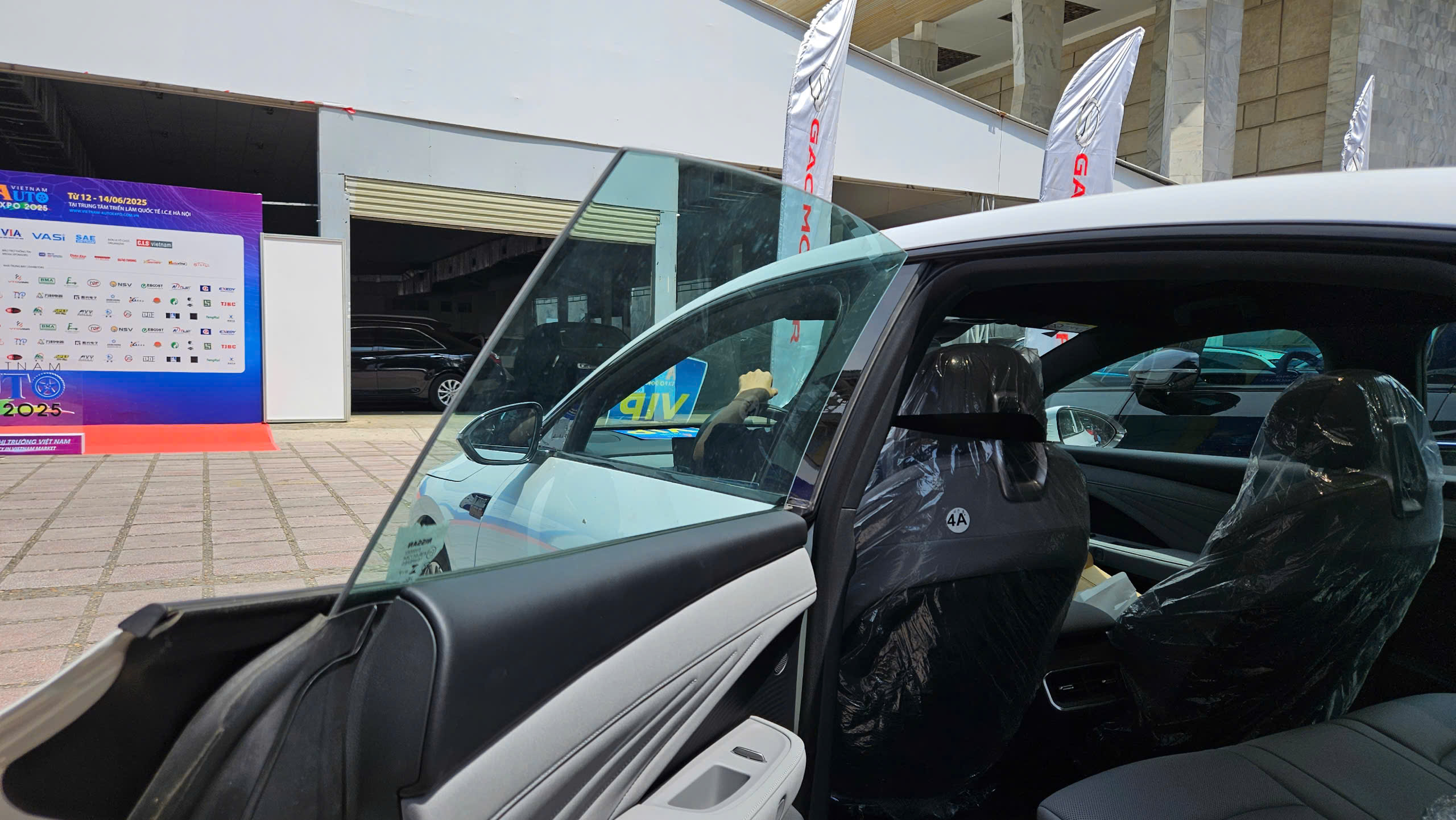 Xe điện Nissan N7 bất ngờ xuất hiện tại Việt Nam- Ảnh 6. Xe điện Nissan N7 bất ngờ xuất hiện tại Việt Nam- Ảnh 6.