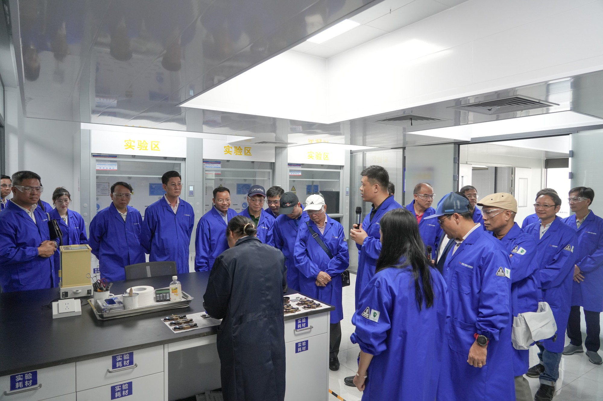 Hội nghị giao lưu Công nghệ Xây dựng đường bộ Trung - Việt thành công tốt đẹp- Ảnh 1. Hội nghị giao lưu Công nghệ Xây dựng đường bộ Trung - Việt thành công tốt đẹp- Ảnh 1.