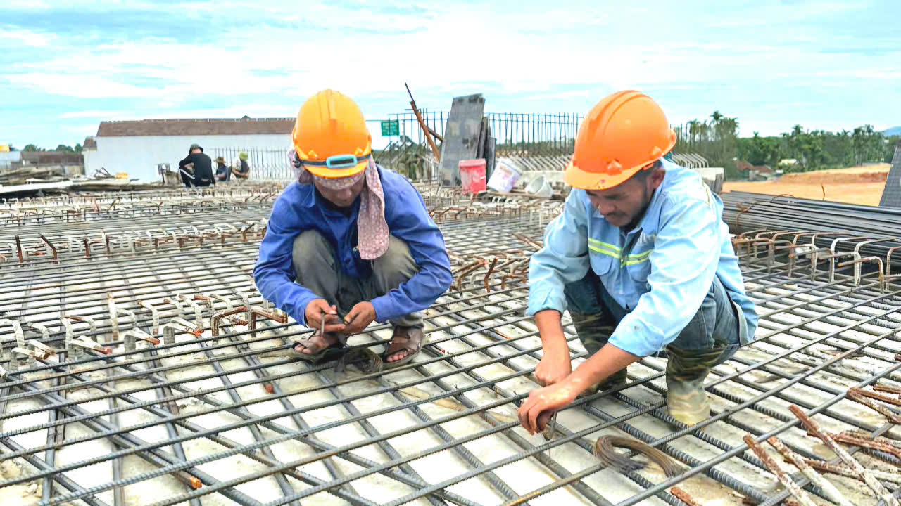 Mưa cản tiến độ, cao tốc qua miền Trung linh hoạt chuyển mũi thi công- Ảnh 1. Mưa cản tiến độ, cao tốc qua miền Trung linh hoạt chuyển mũi thi công- Ảnh 1.